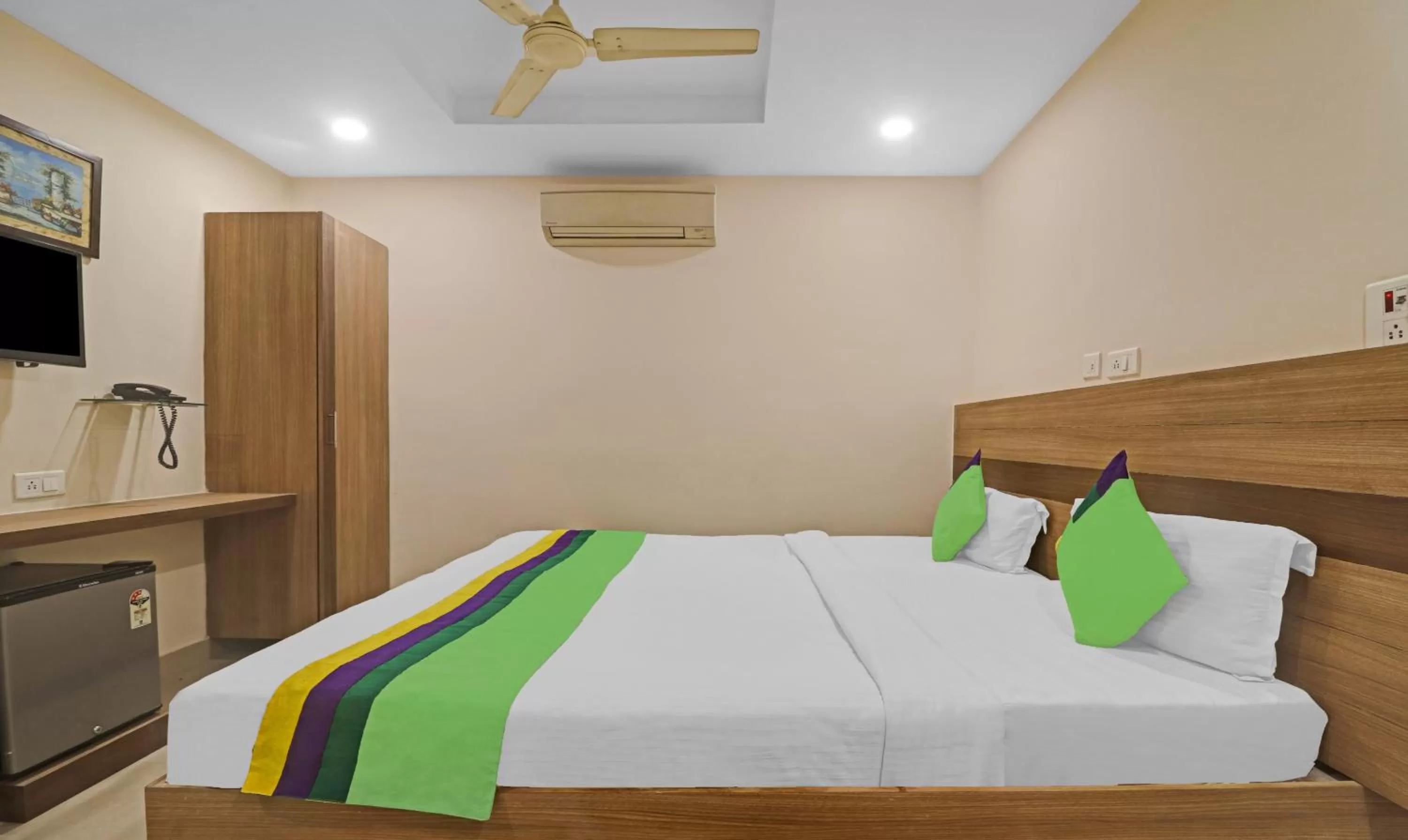 Bedroom, Bed in Treebo Pride Inn Botanica