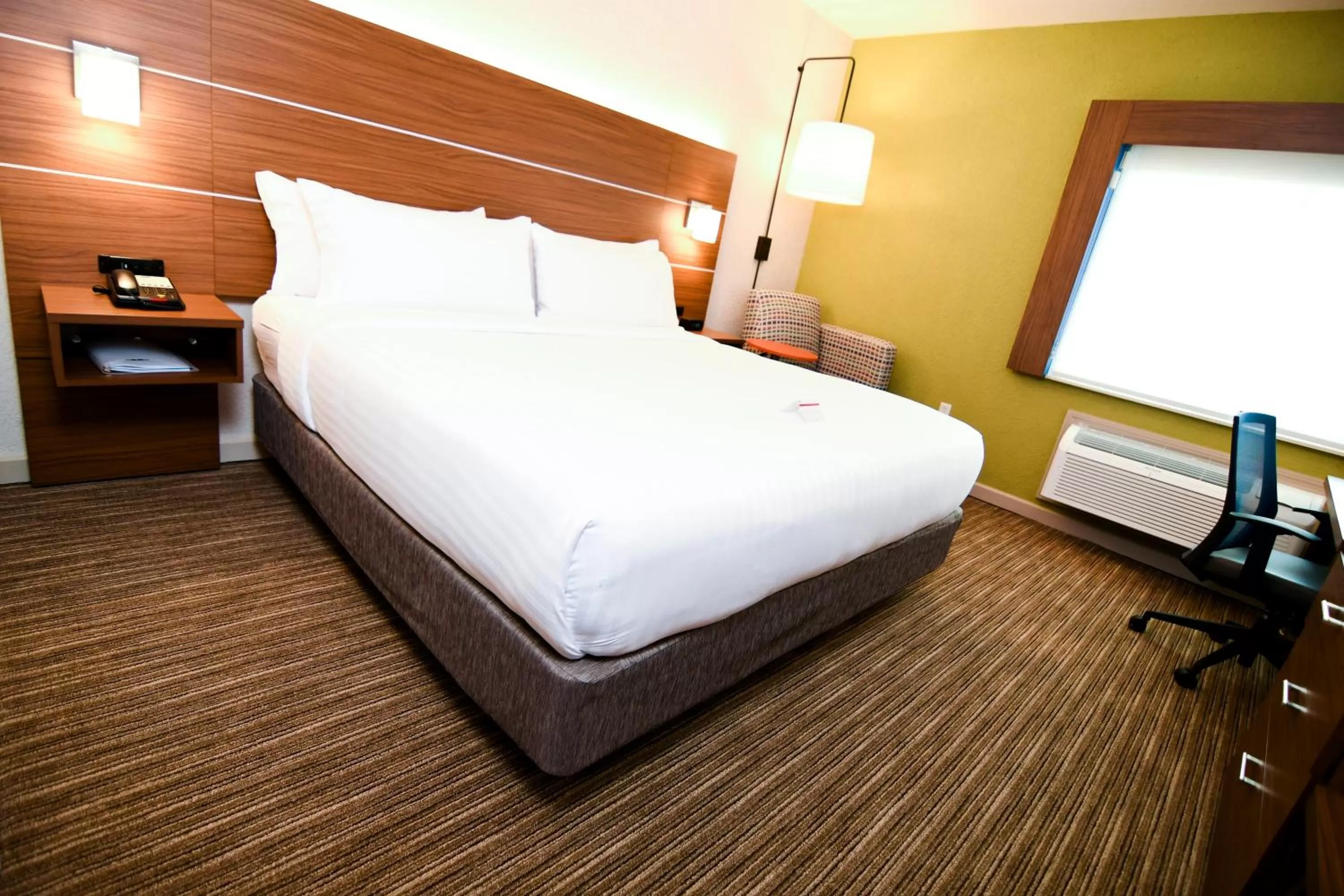 Photo of the whole room, Bed in Holiday Inn Express Hotel & Suites Port Clinton-Catawba Island by IHG