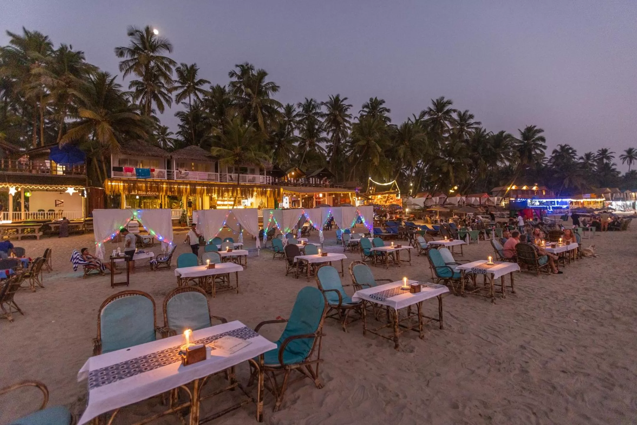 Restaurant/Places to Eat in The Shore beach resort