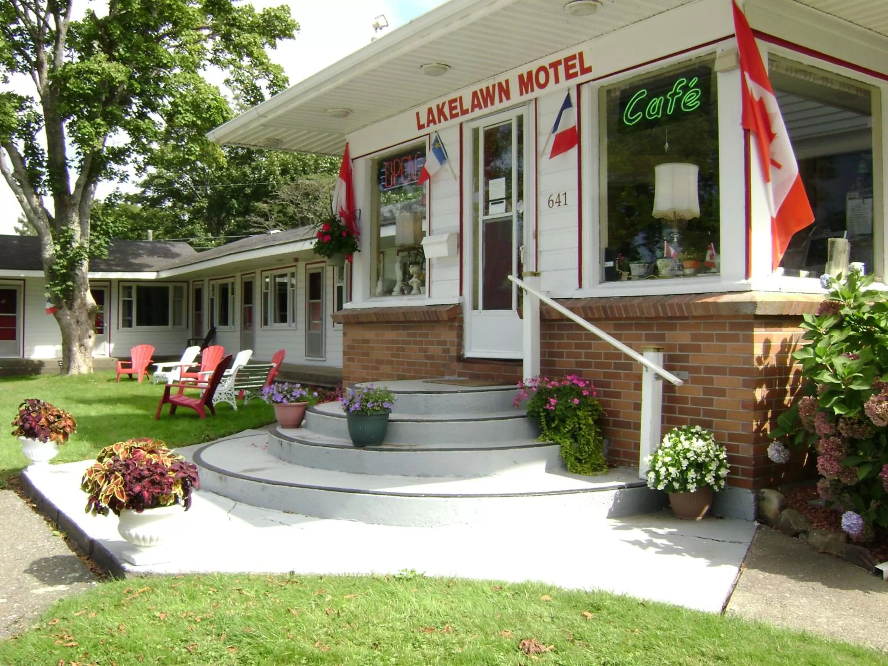 Facade/entrance in Lakelawn B&B and Motel