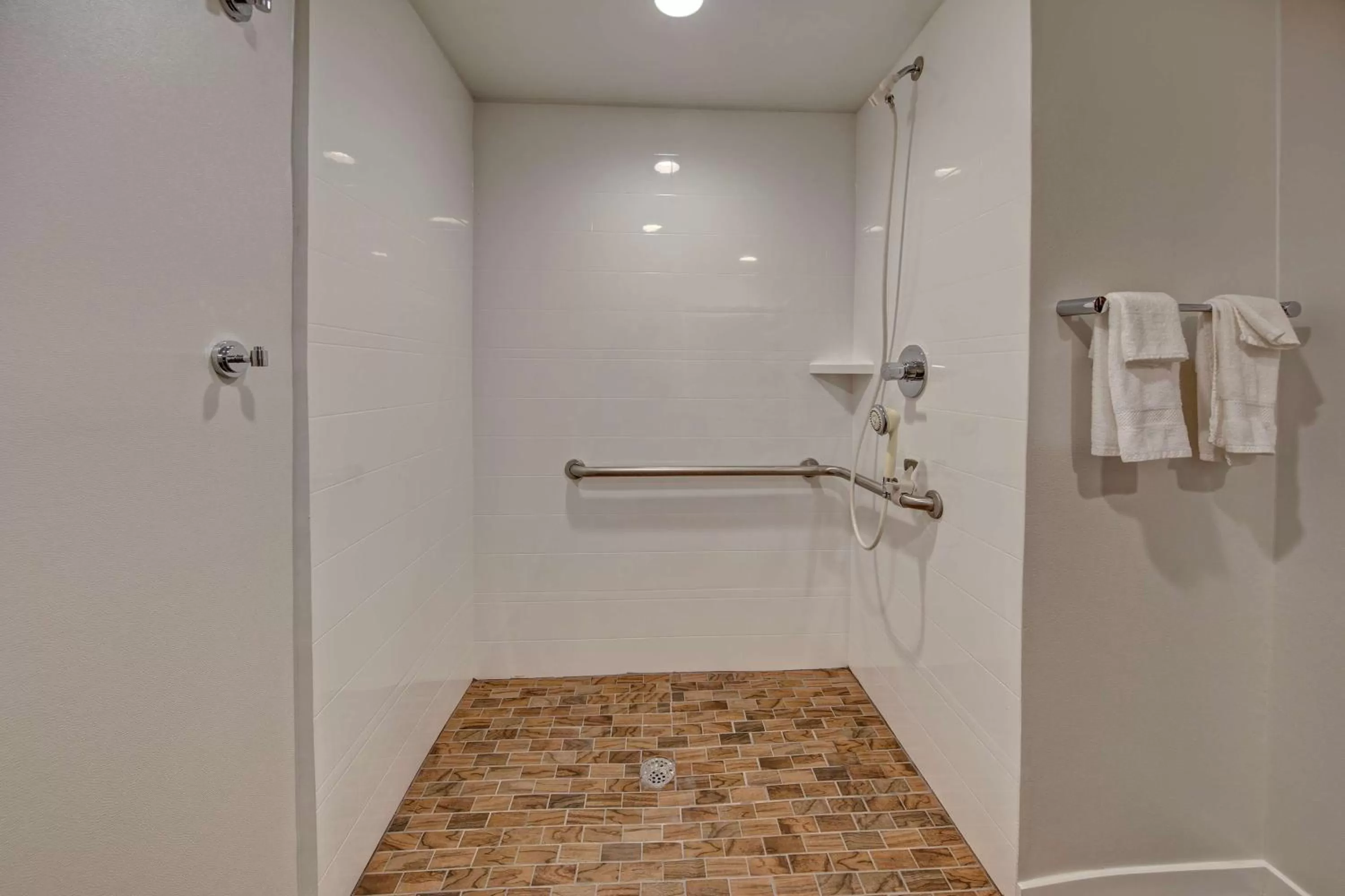 Bathroom in Hampton Inn Concord/Kannapolis