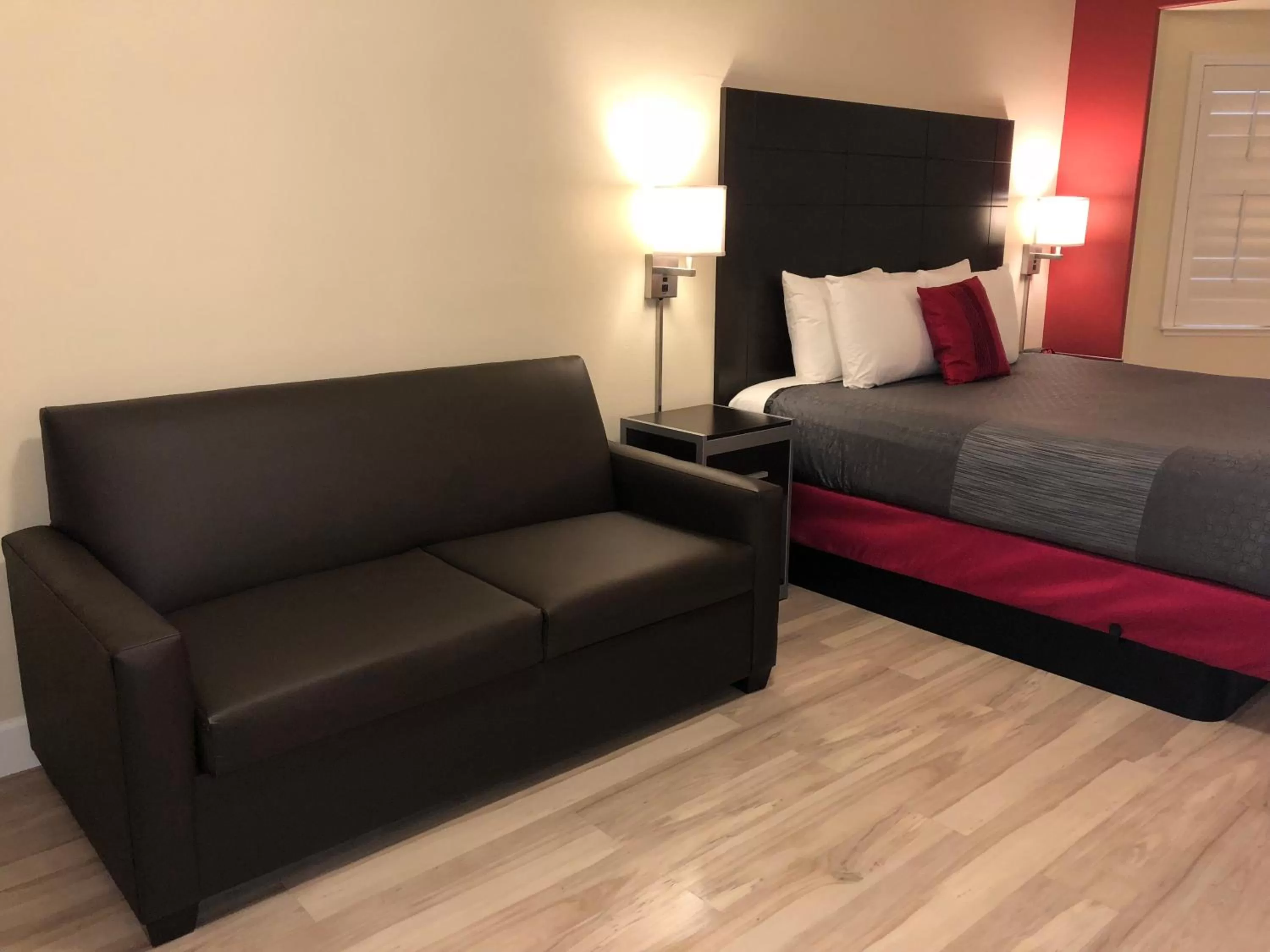 King Suite with Sofa Bed in Gateway Inn and Suites San Francisco SFO Airport