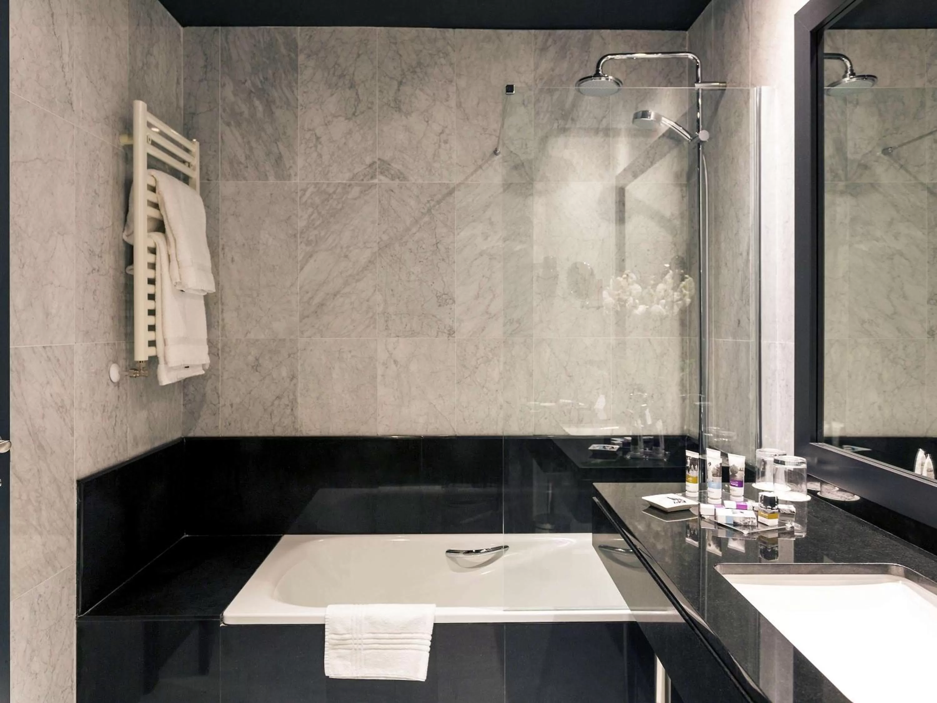 Photo of the whole room in Hotel Mercure Jardines de Albia