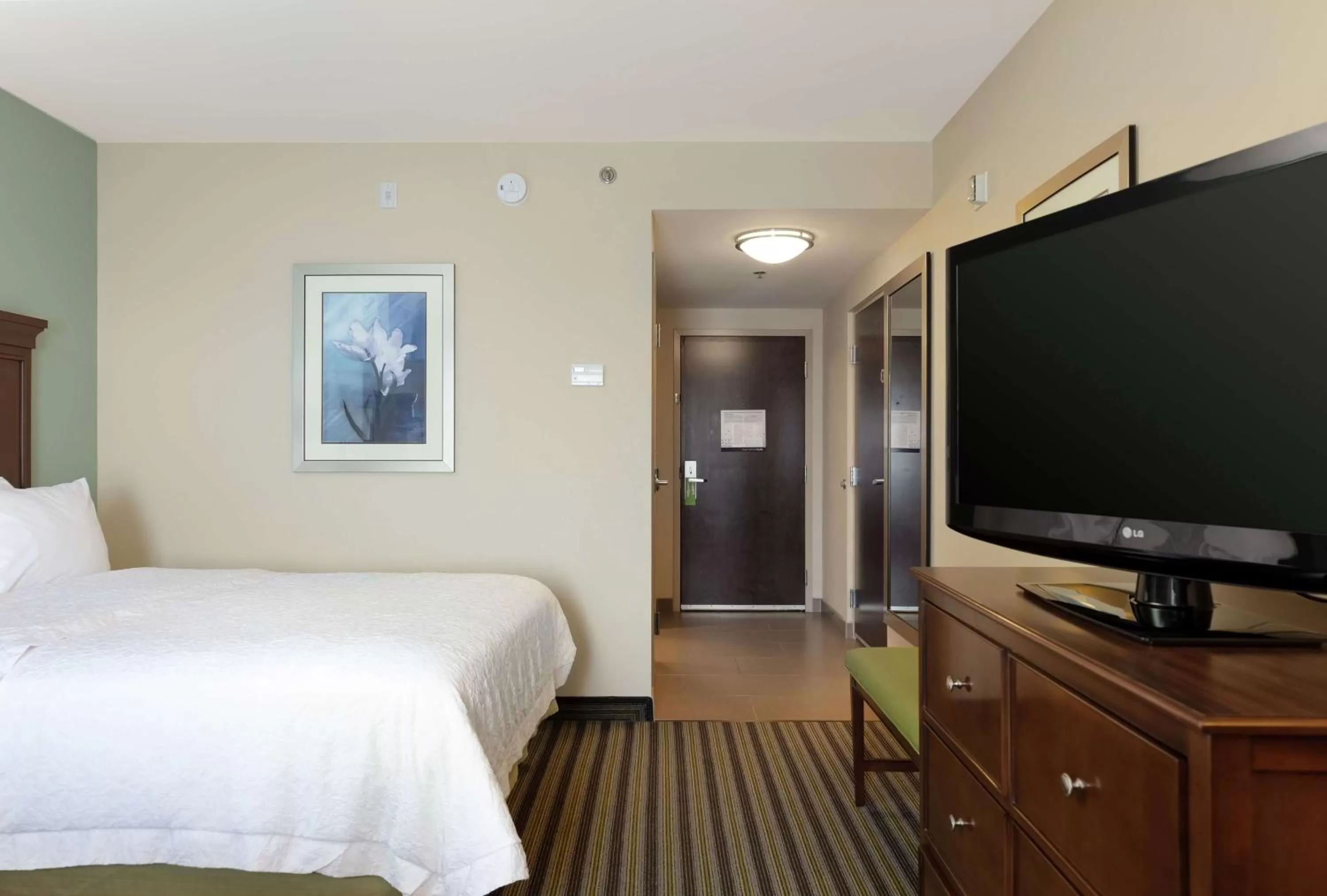 Bed in Hampton Inn and Suites Adairsville/Calhoun Area