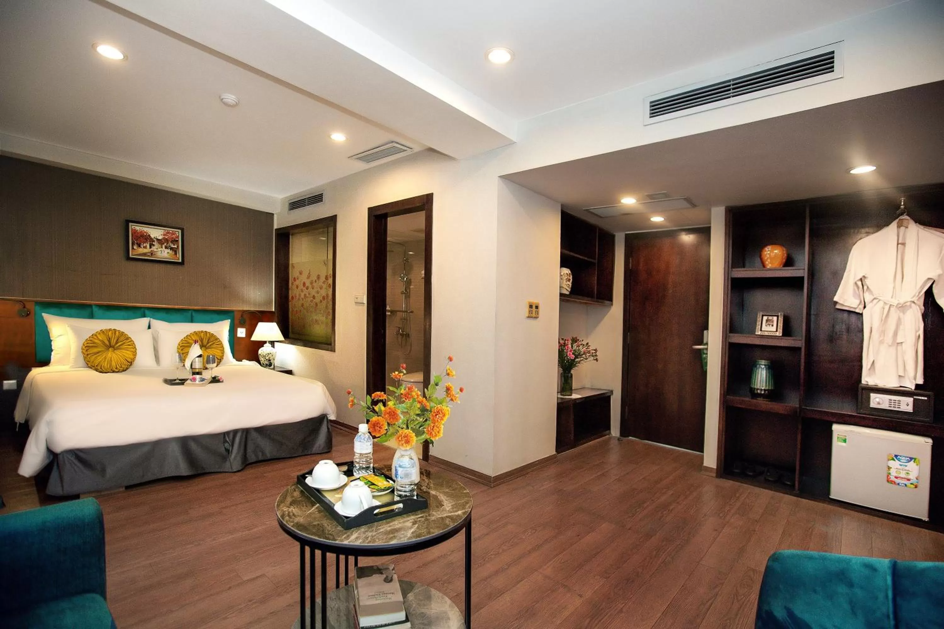 Photo of the whole room, Bed in Aviary Hanoi Hotel & Travel