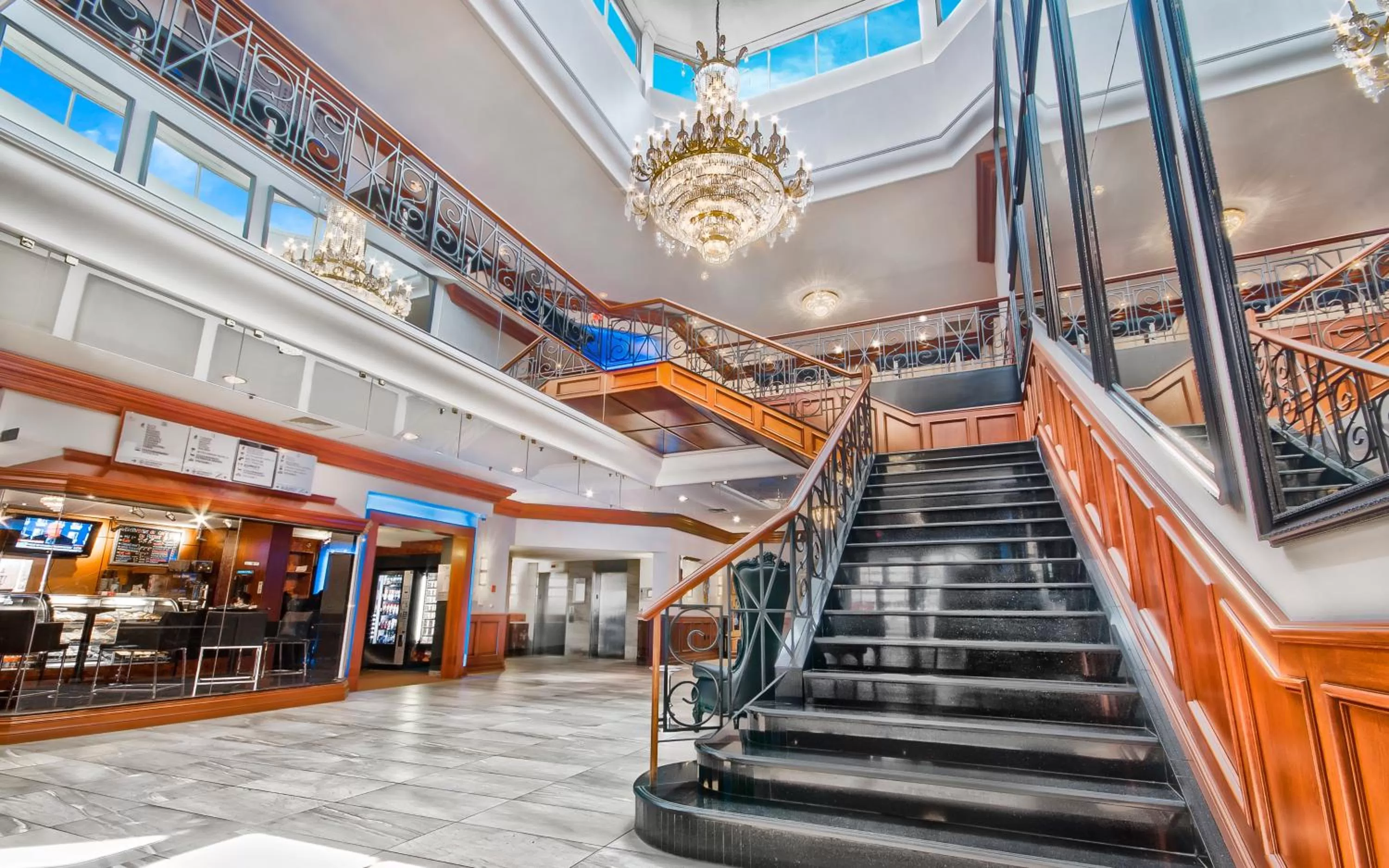 Lobby or reception in Hôtel Plaza Québec par JARO
