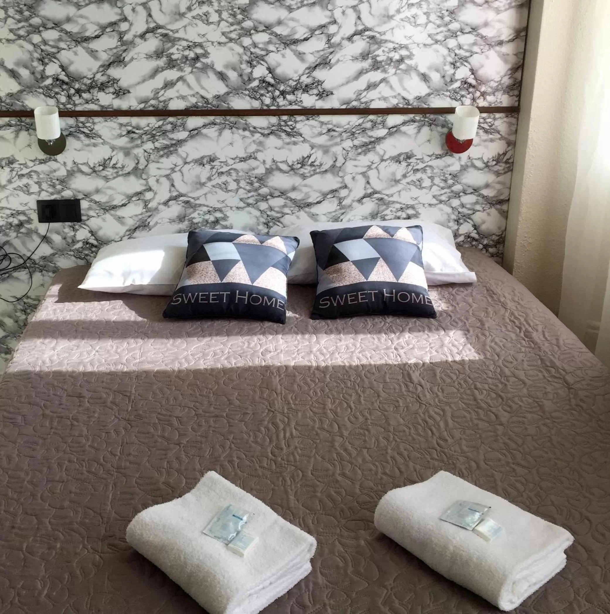 Bedroom, Bed in Hôtel des Ambassadeurs