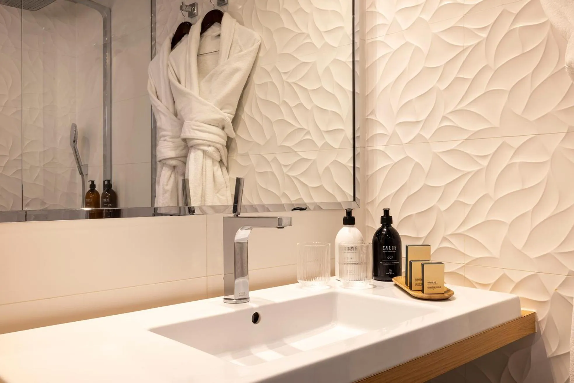 Shower in Hotel Chavanel