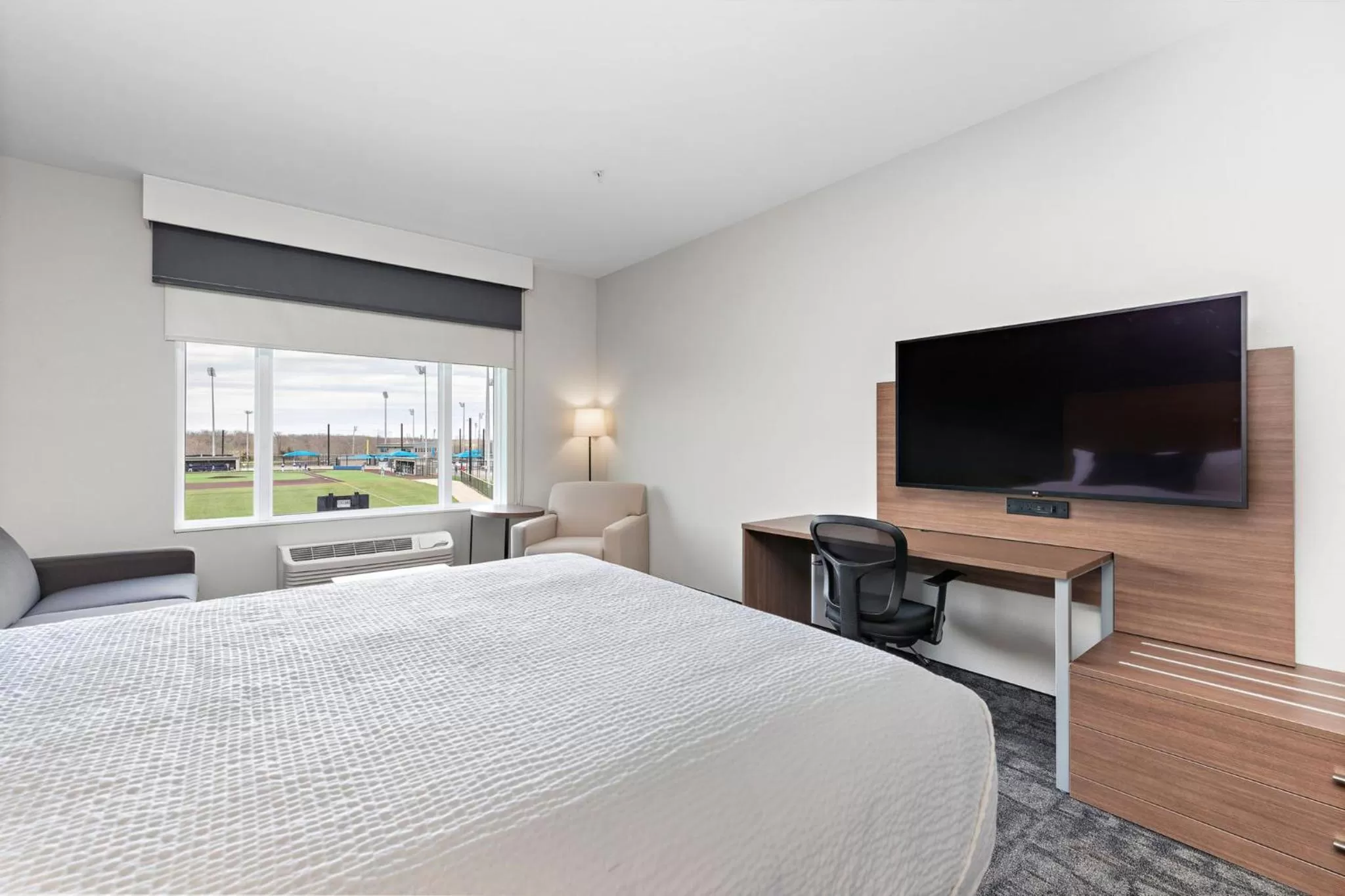 Photo of the whole room, Bed in Holiday Inn Express Kansas City North Parkville by IHG