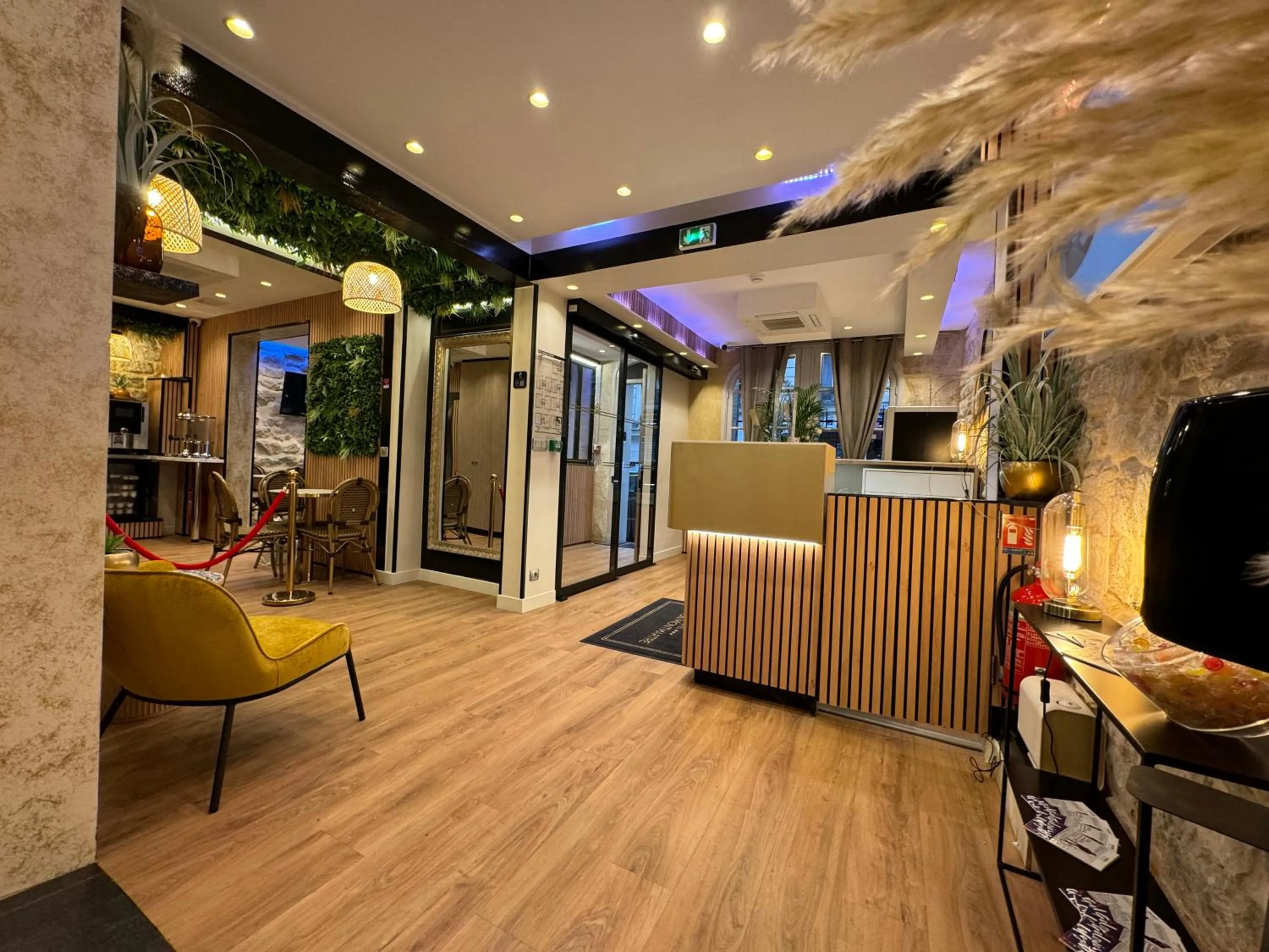 Lobby or reception in Hotel Nation Montmartre