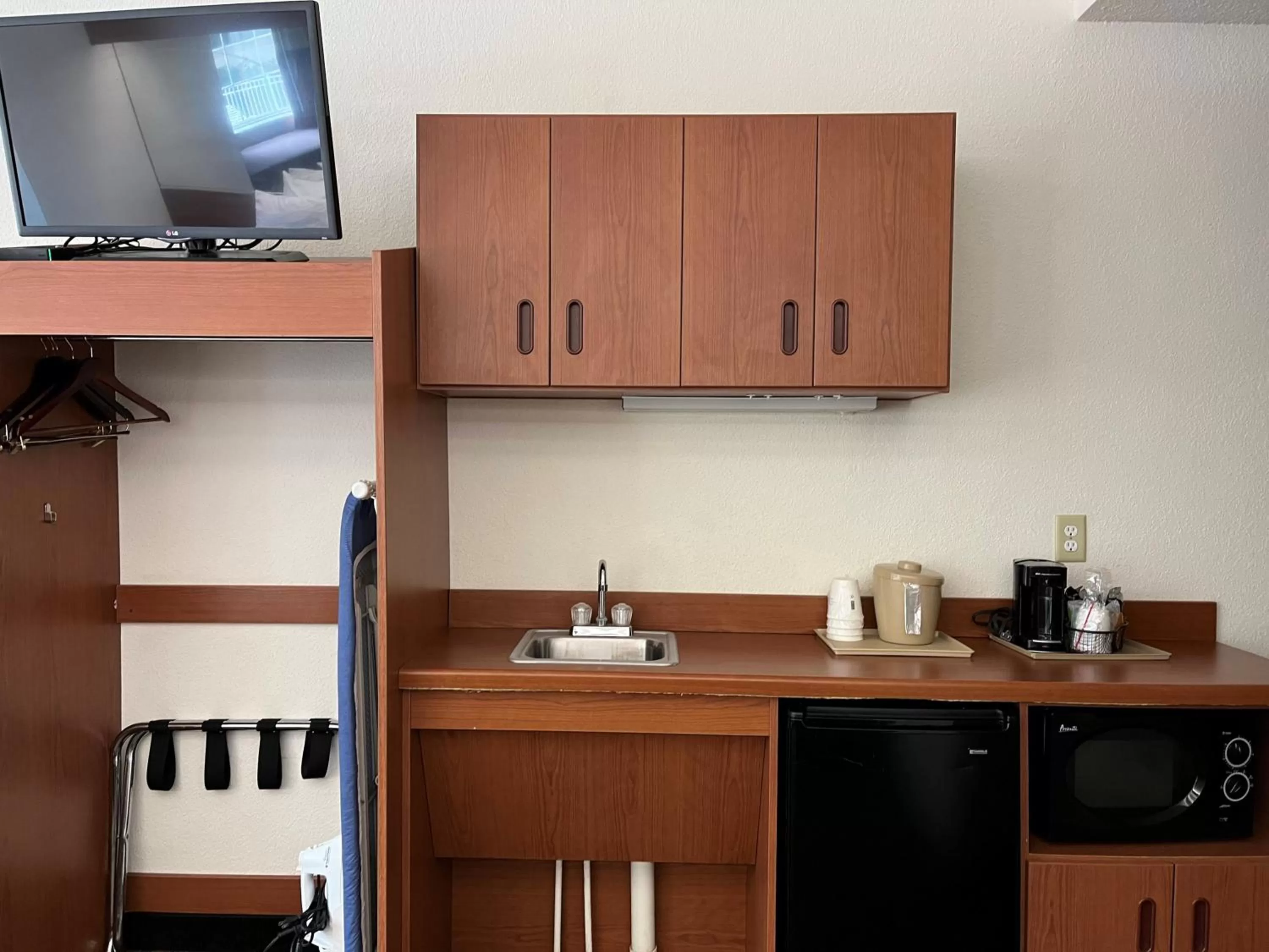 Coffee/tea facilities in Microtel Inn and Suites by Wyndham - Lady Lake/ The Villages