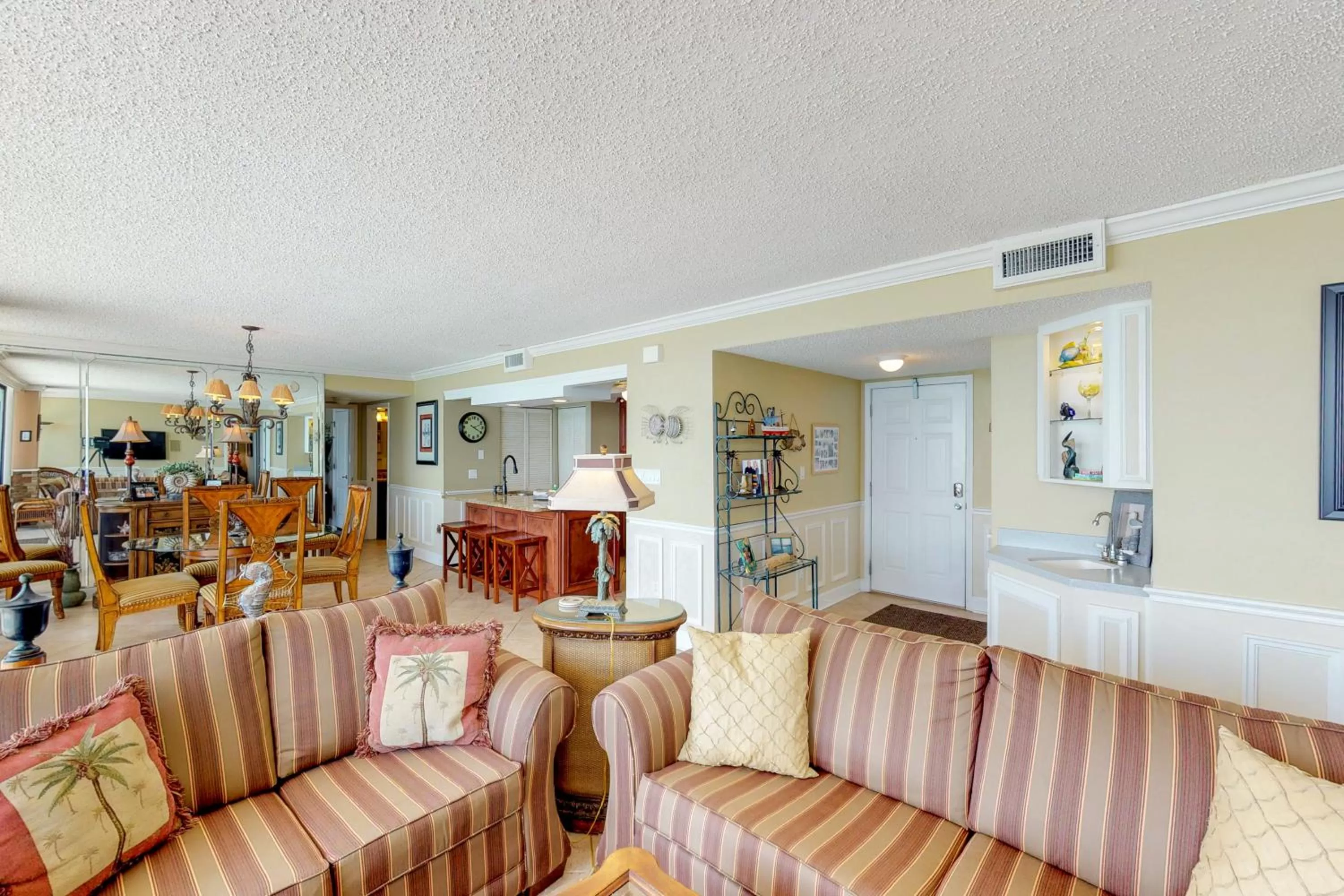 Seating Area in Seachase 704E