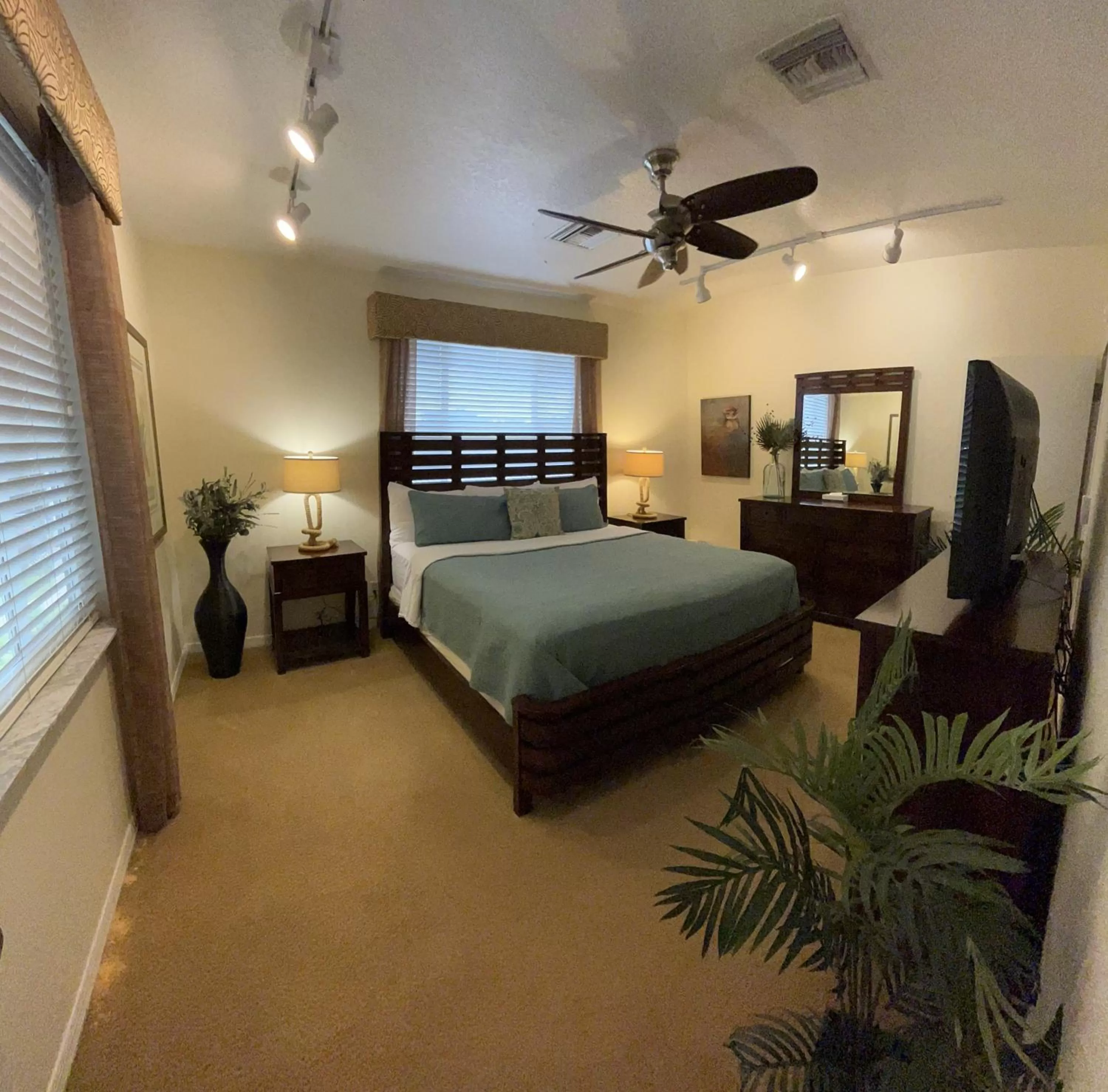 Bed in Hontoon Landing Resort & Marina