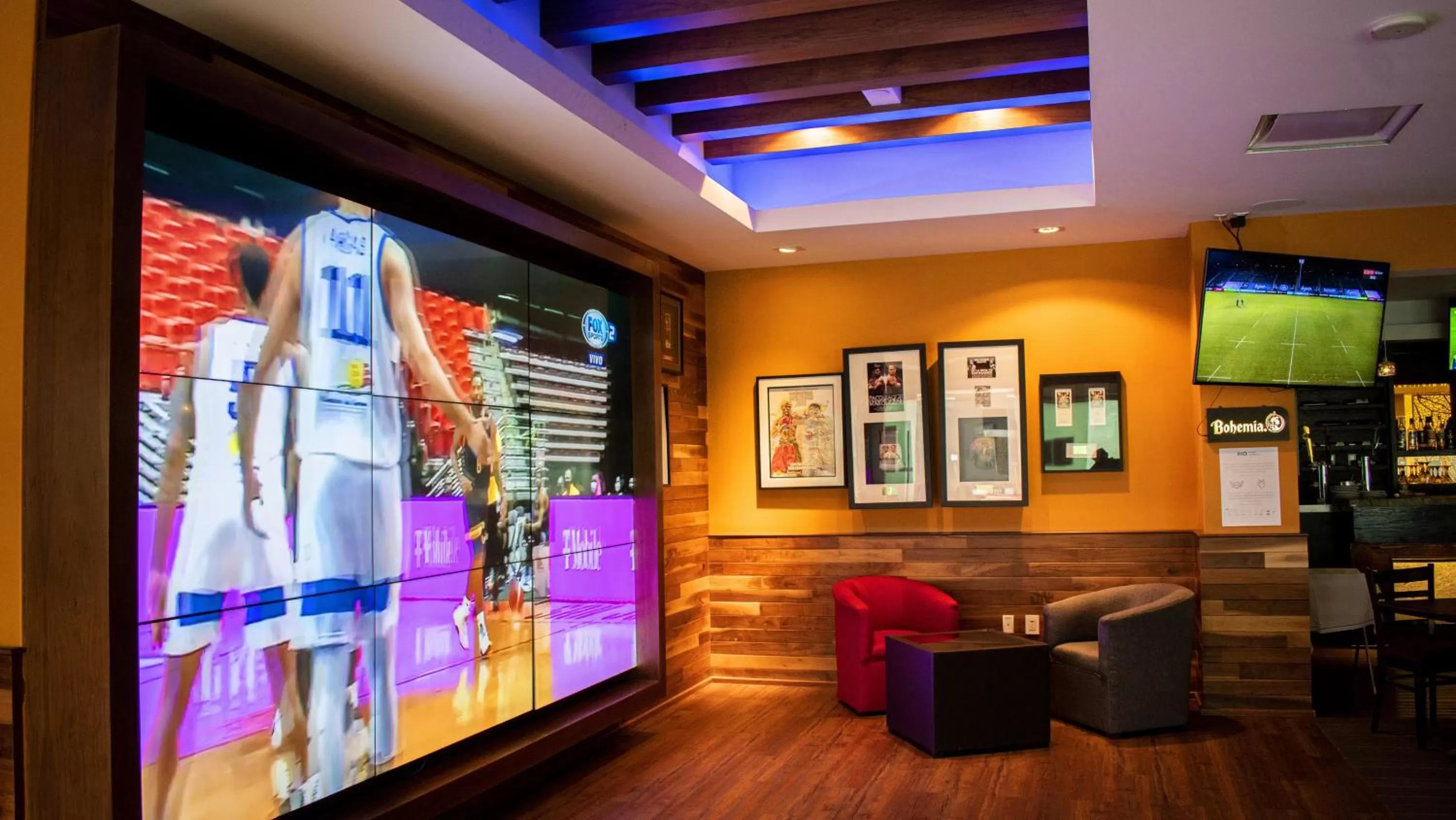 Lounge or bar in Holiday Inn & Suites Plaza Mayor by IHG