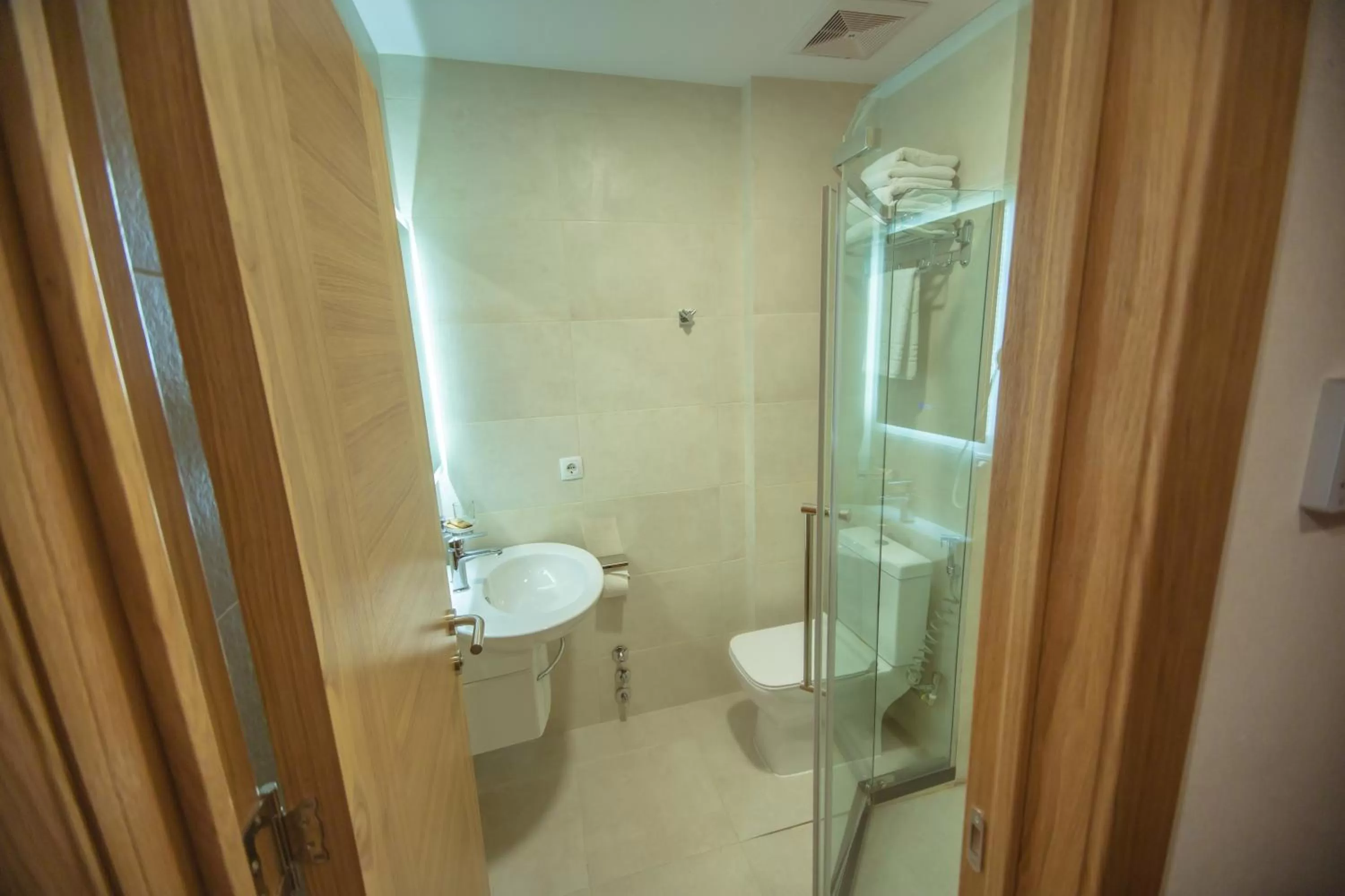 Shower, Bathroom in Hotel Banovani