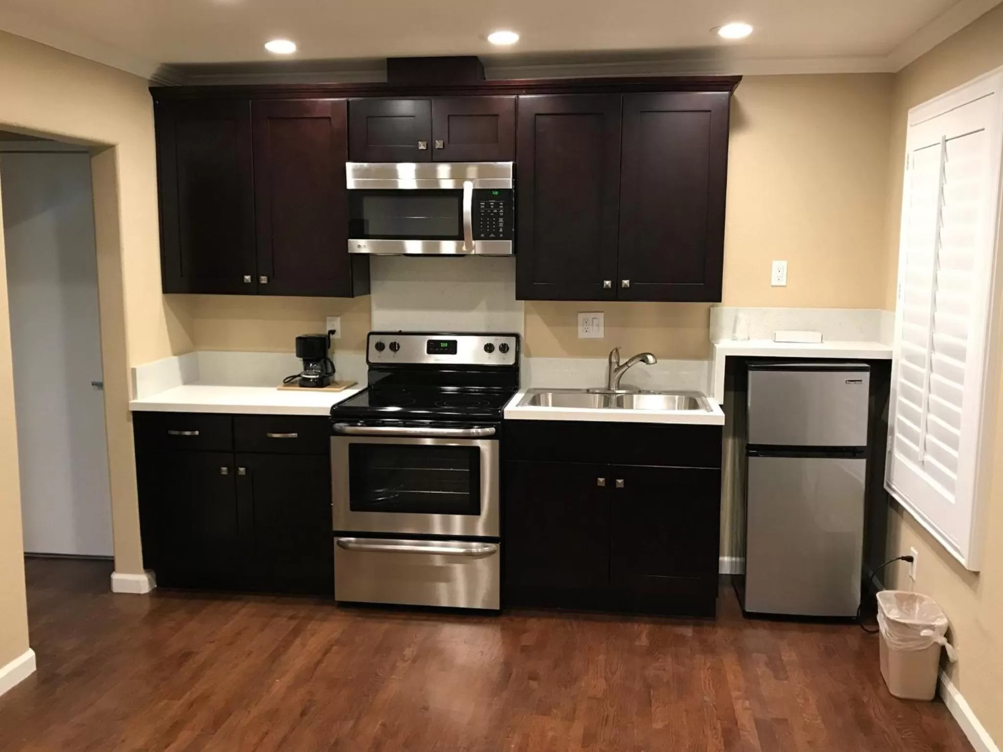 Kitchen or kitchenette in Berkshire Motor Hotel