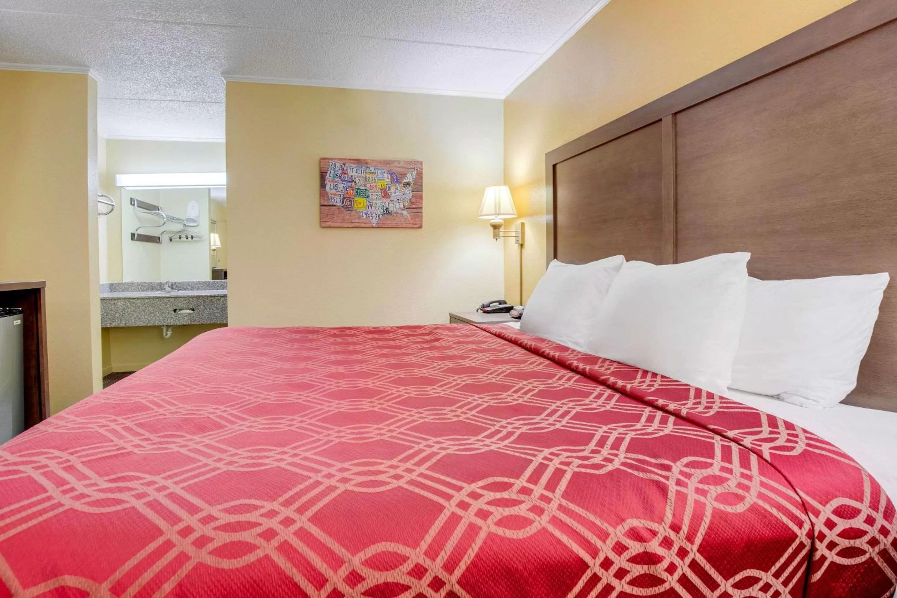 Photo of the whole room, Bed in Econo Lodge