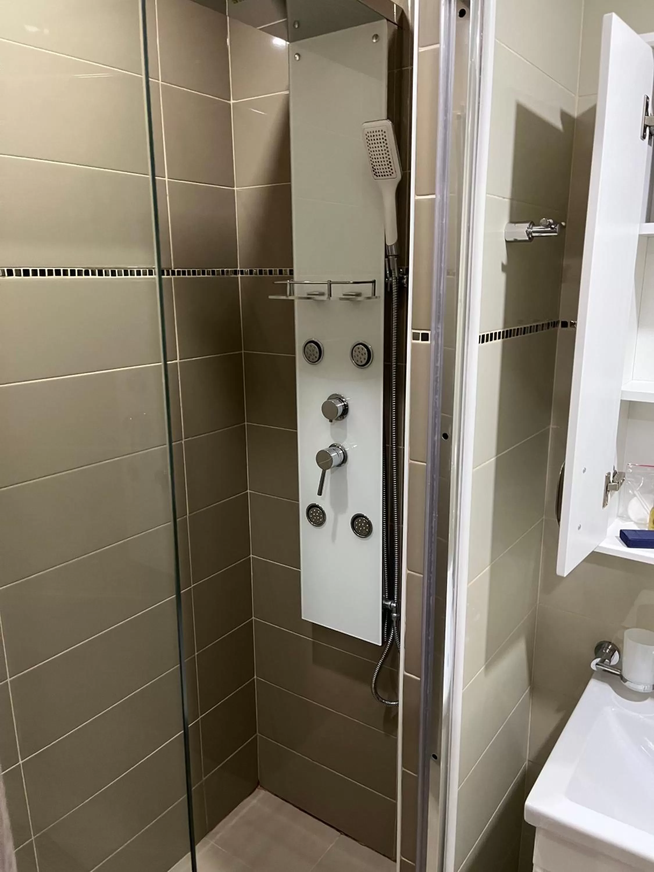 Bathroom in Elite Hotel