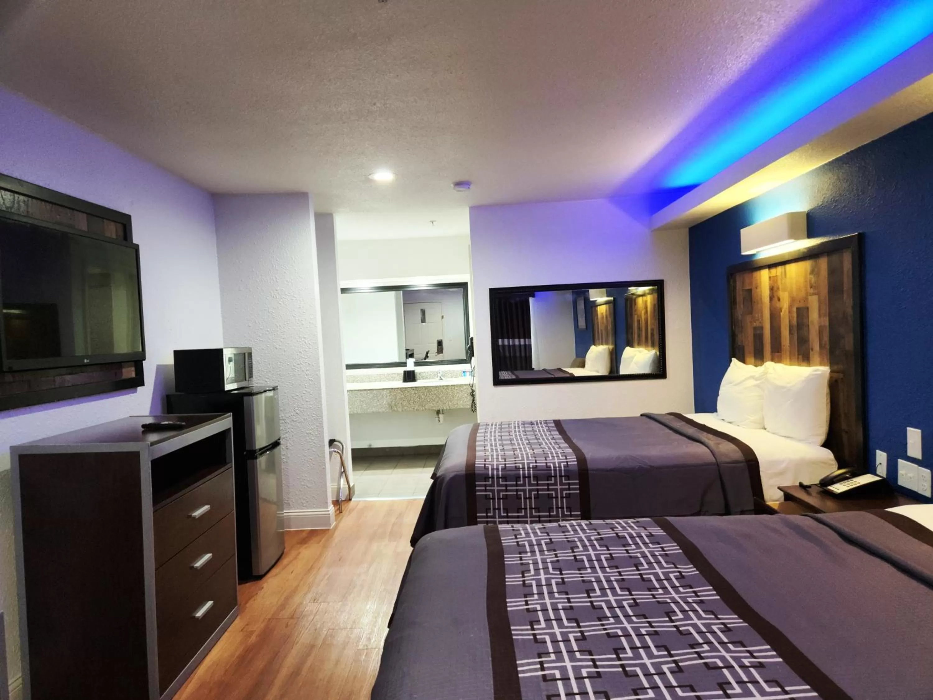 Bed in Express Inn Tomball