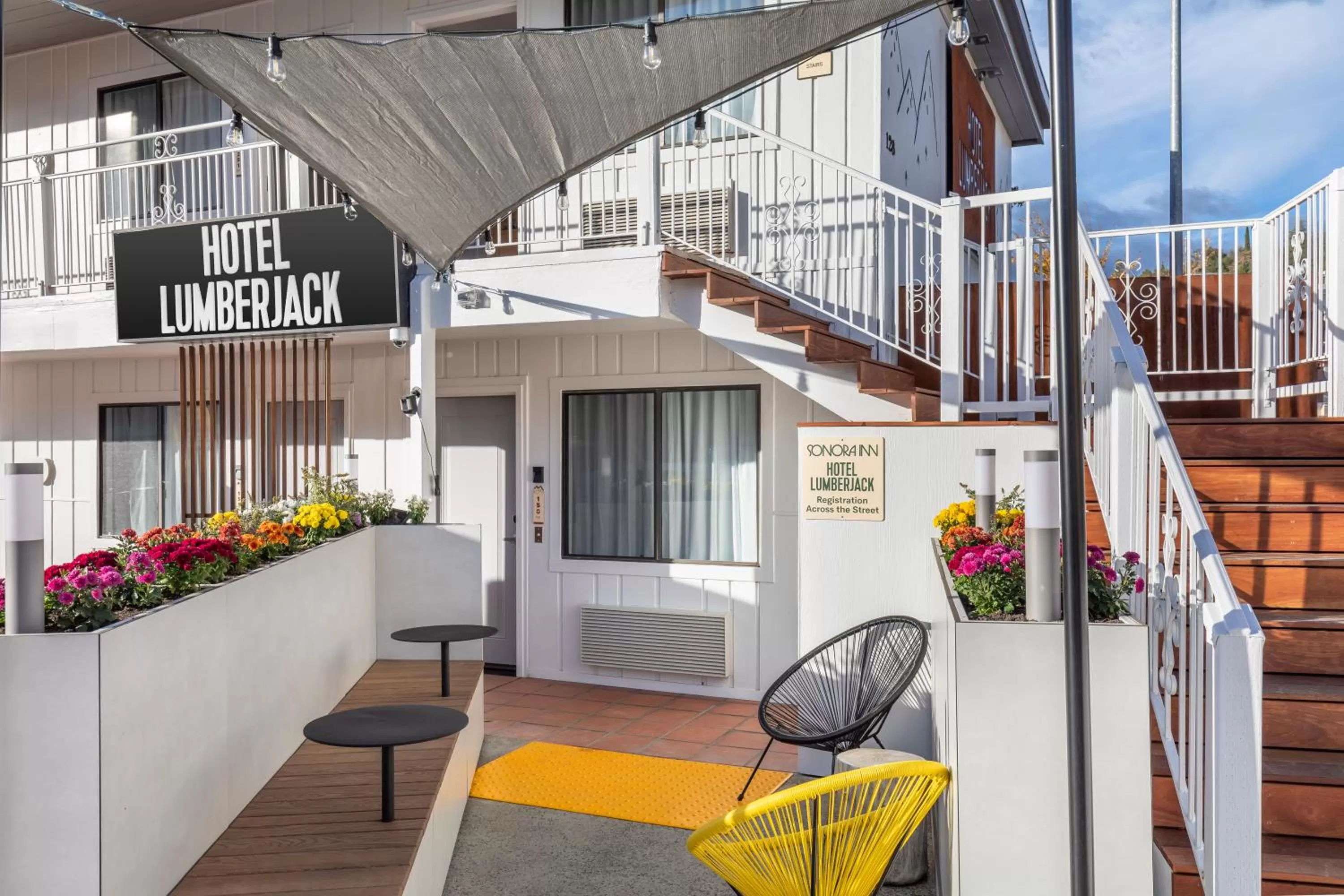 Property building in Hotel Lumberjack - Sonora