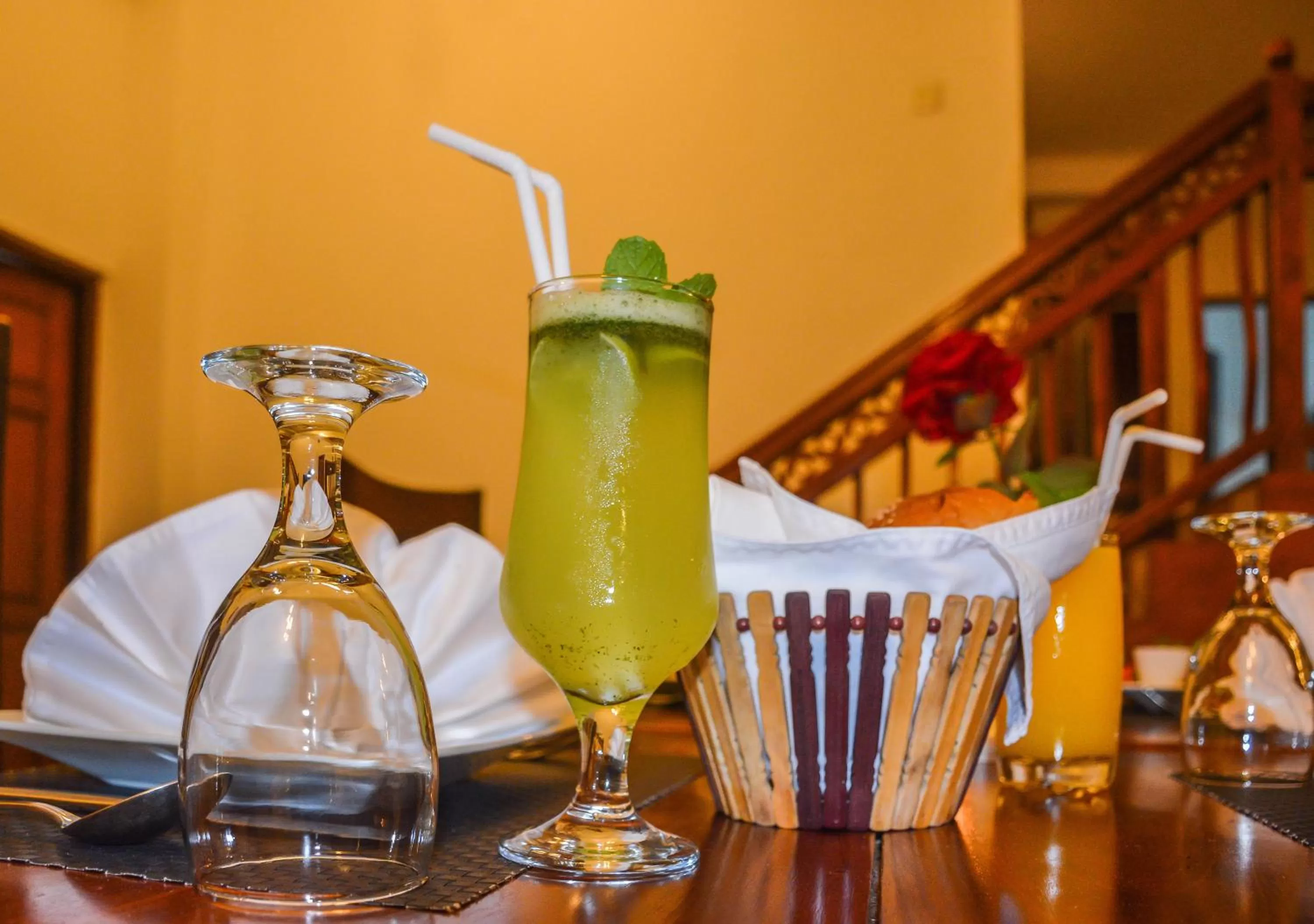 Restaurant/places to eat in Elegant Hotel