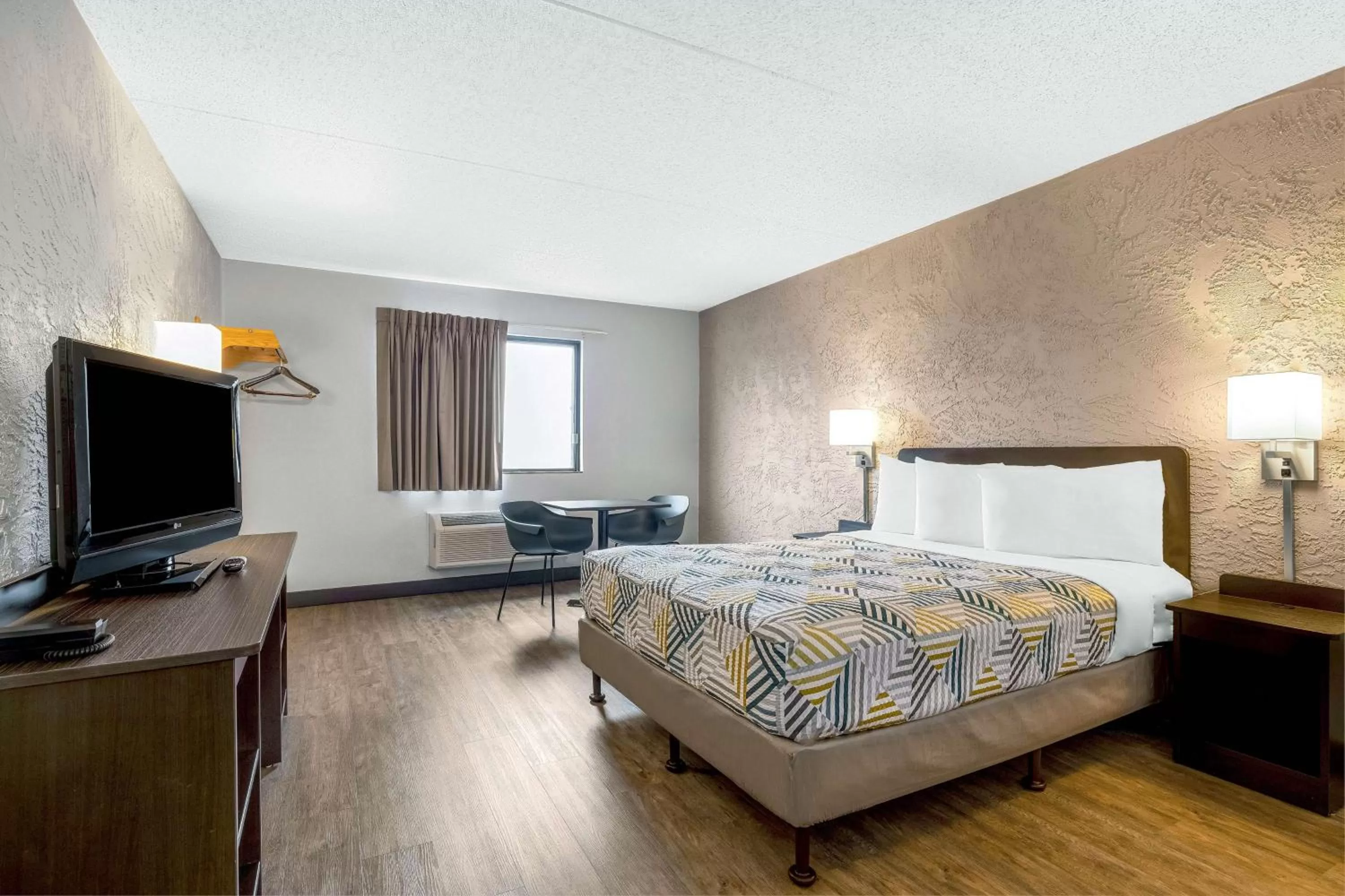 Bedroom, Bed in Motel 6-Elk Grove Village, IL - O'Hare