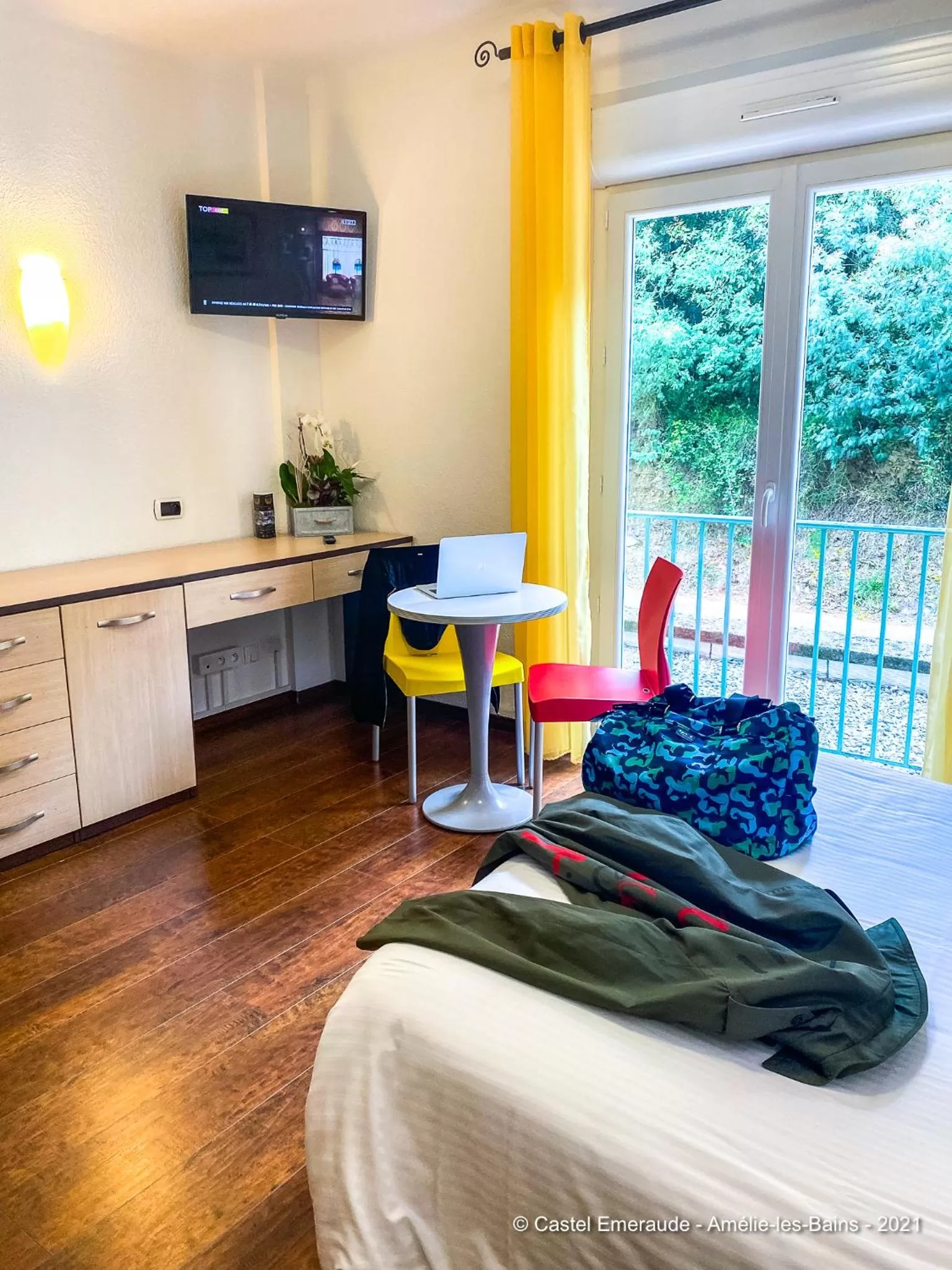 Dining area, Bed in Appart'Hotel Castel Emeraude, Charme et Caractère