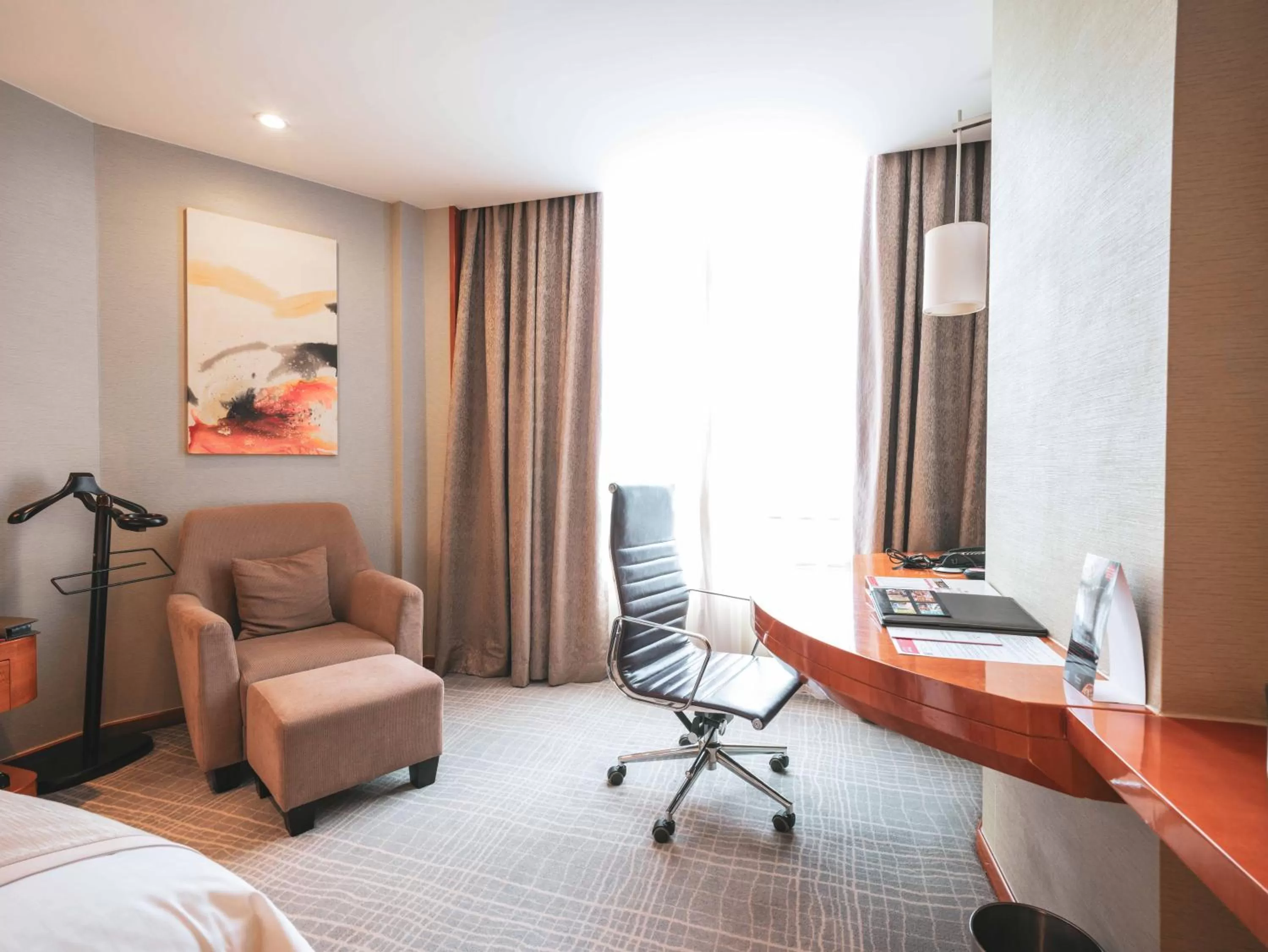 Seating area, Bed in Ramada Plaza Shanghai Pudong Airport - 3 mins to PVG depature floor & check entrance with hotel shuttle