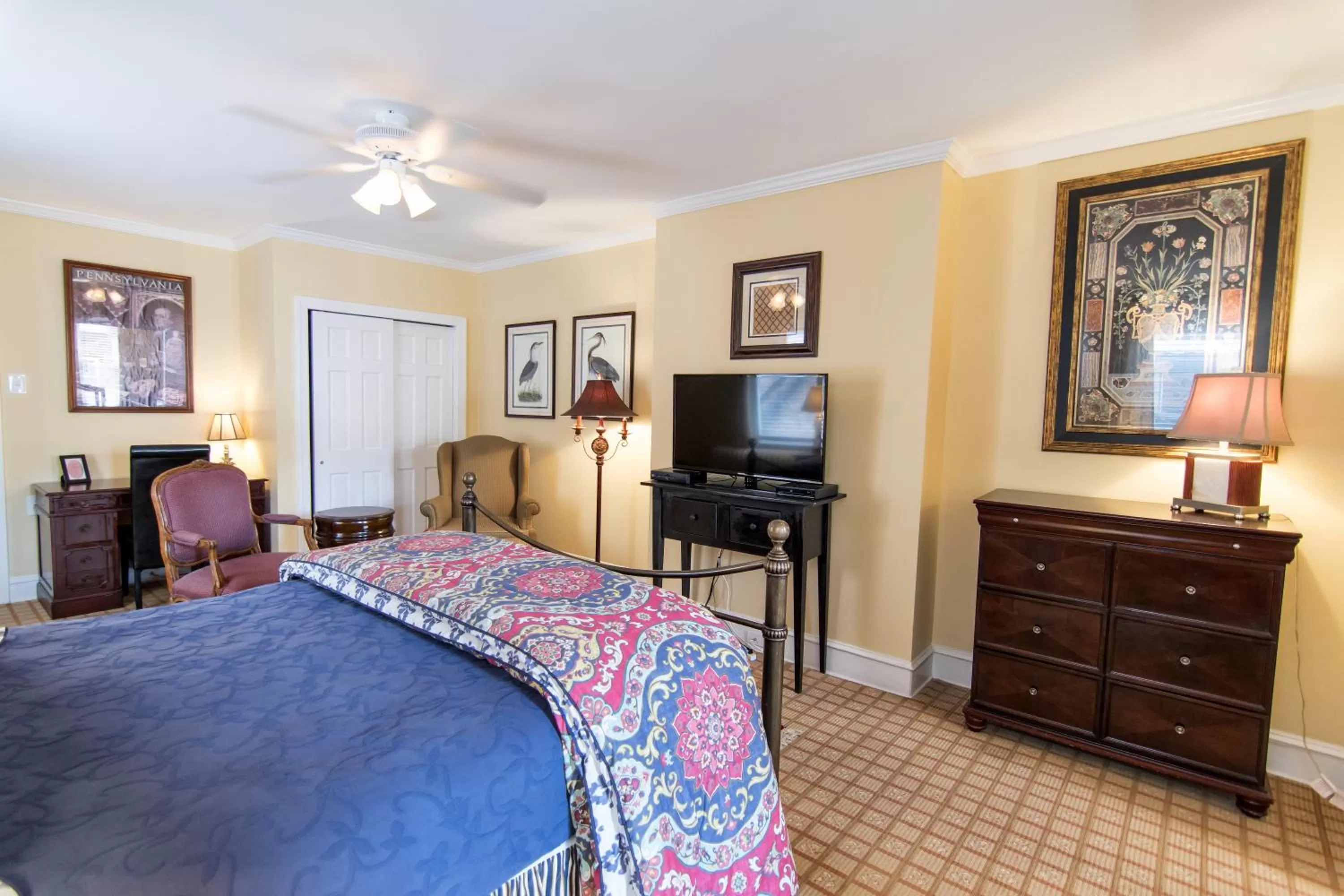 Bedroom, TV/Entertainment Center in La Reserve Bed and Breakfast