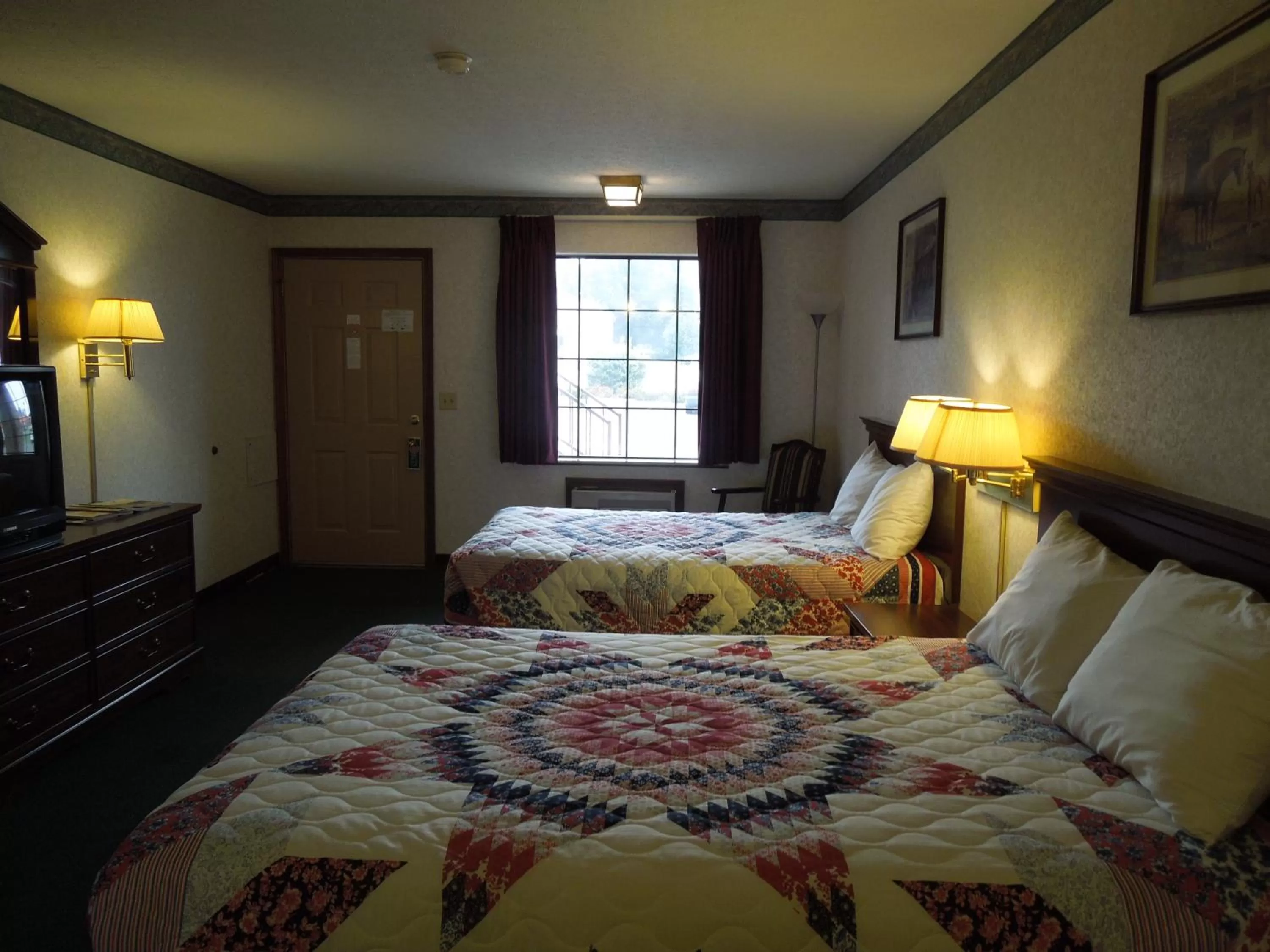 Photo of the whole room, Bed in Americas Inn Bardstown