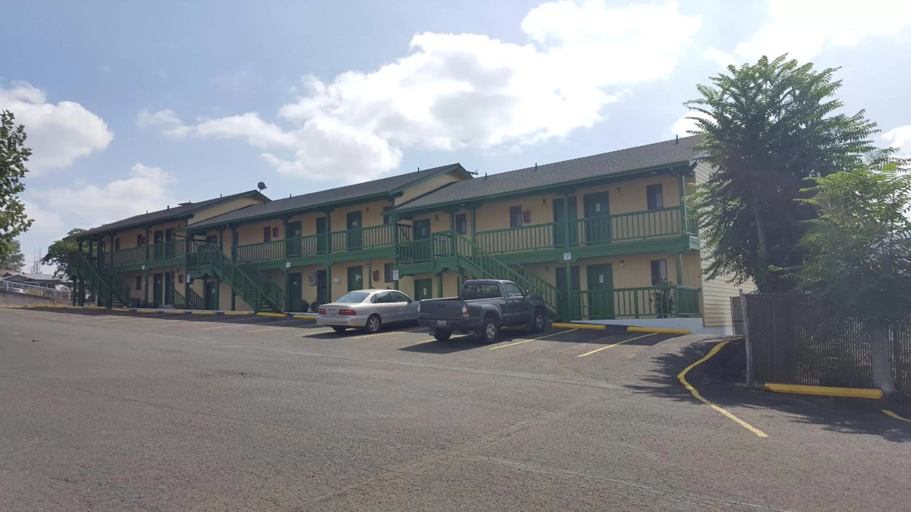 Property building in Safari Inn Motel