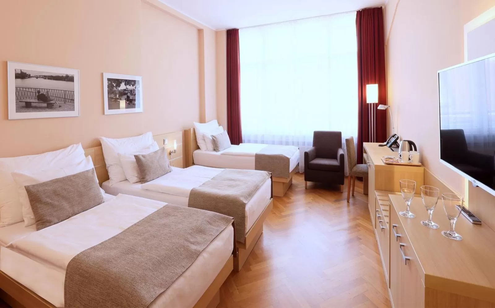 Bedroom, Bed in Amarilis