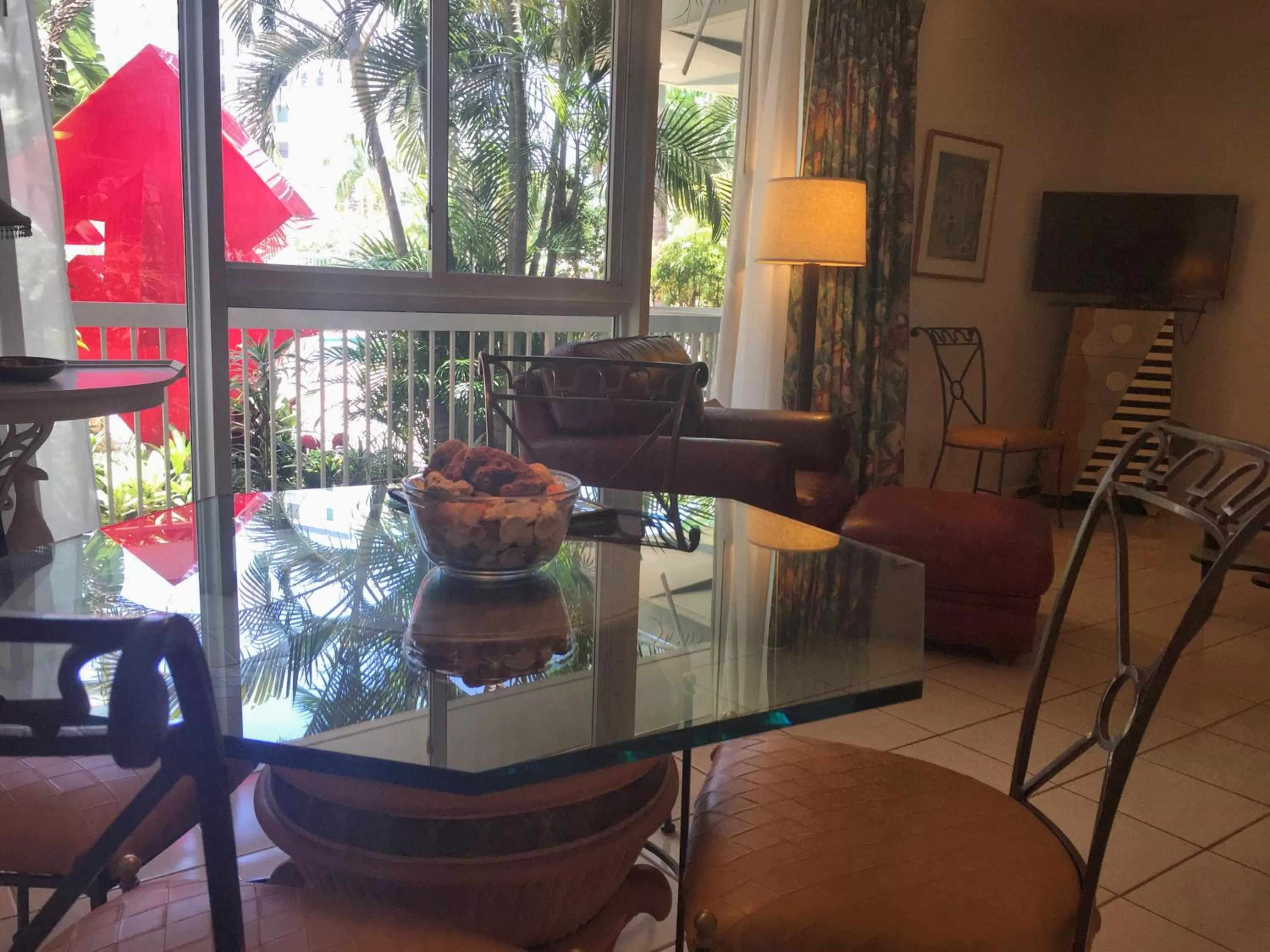 Dining area in Manhattan Tower Apartment Hotel