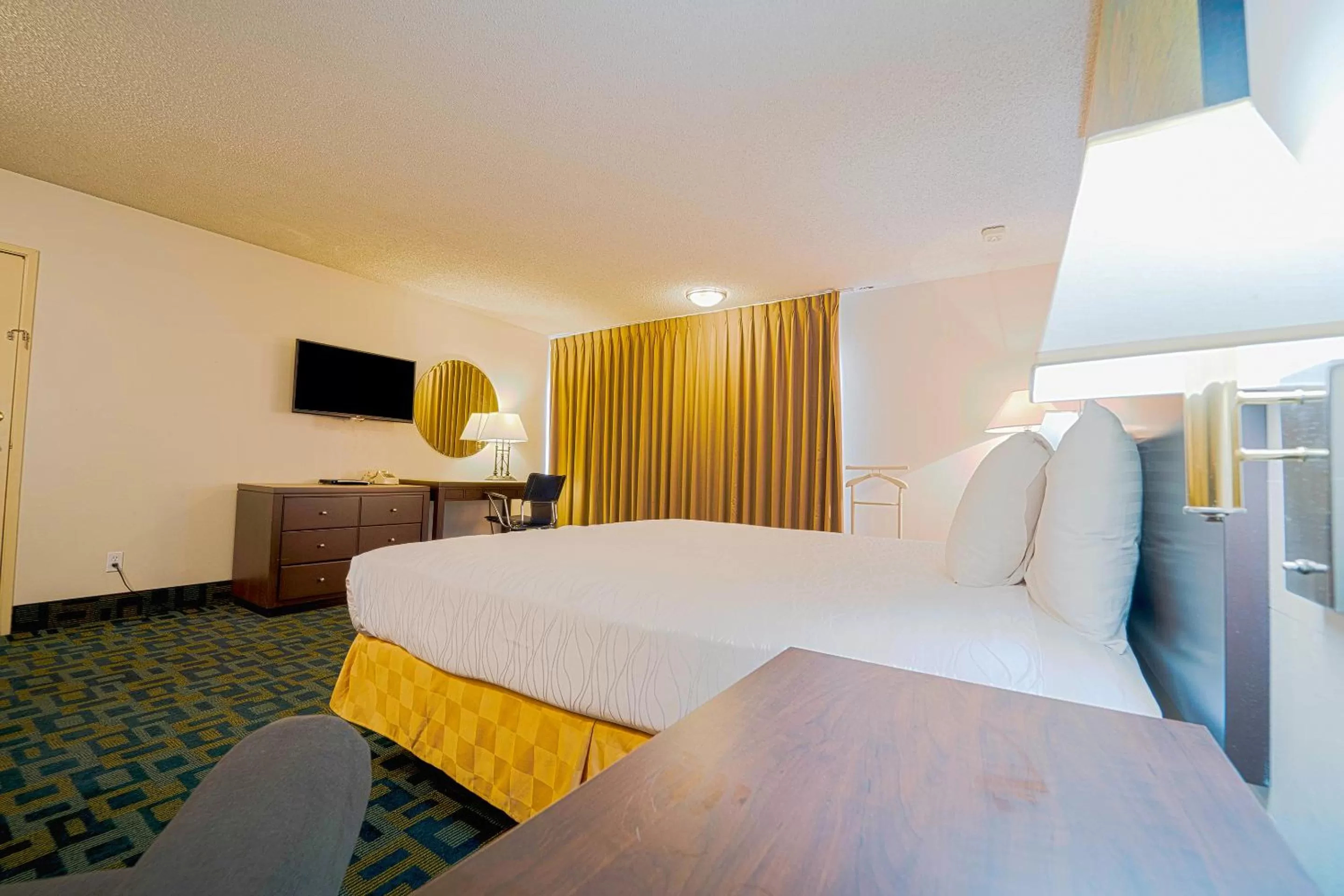 Bedroom, Bed in Royal Plaza Inn