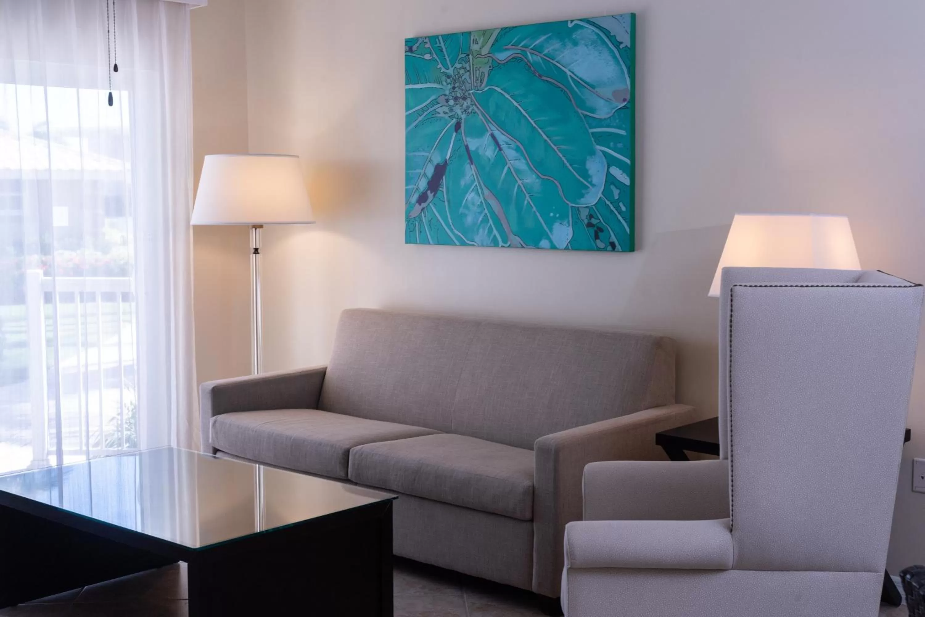 Living room in Holiday Inn Resort Grand Cayman by IHG