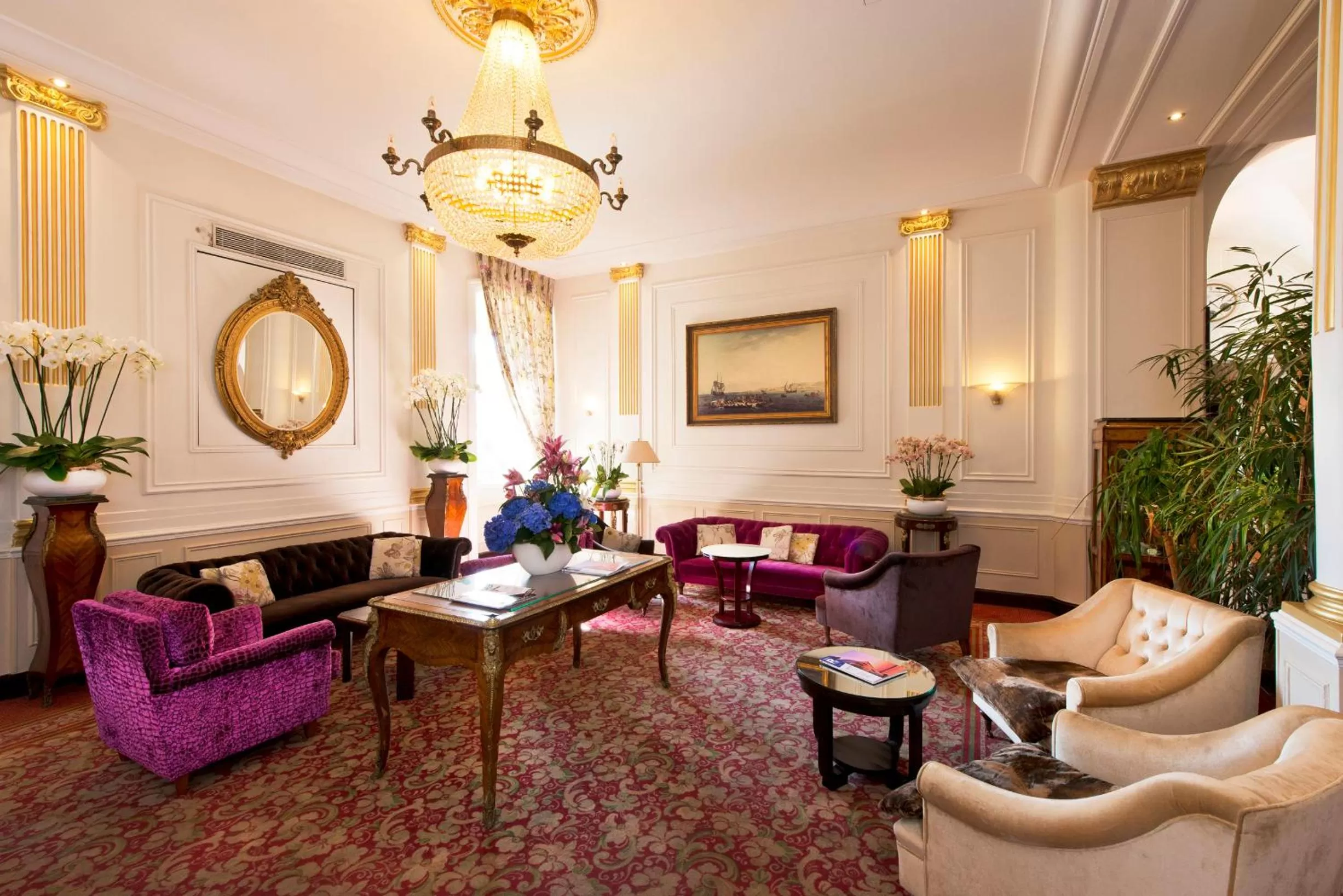 Communal lounge/ TV room in Hôtel West End Promenade