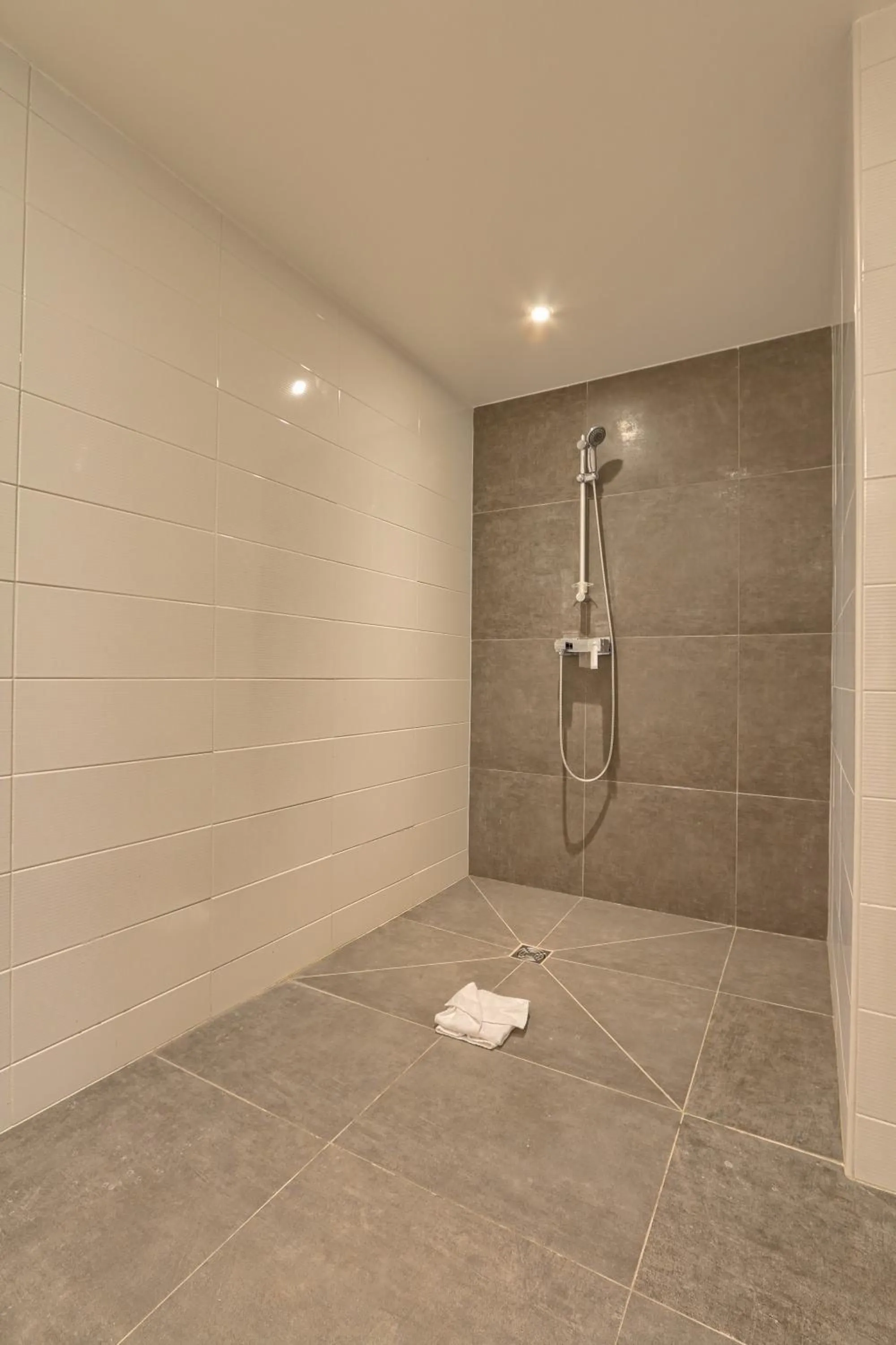 Shower in Hôtel Mondial