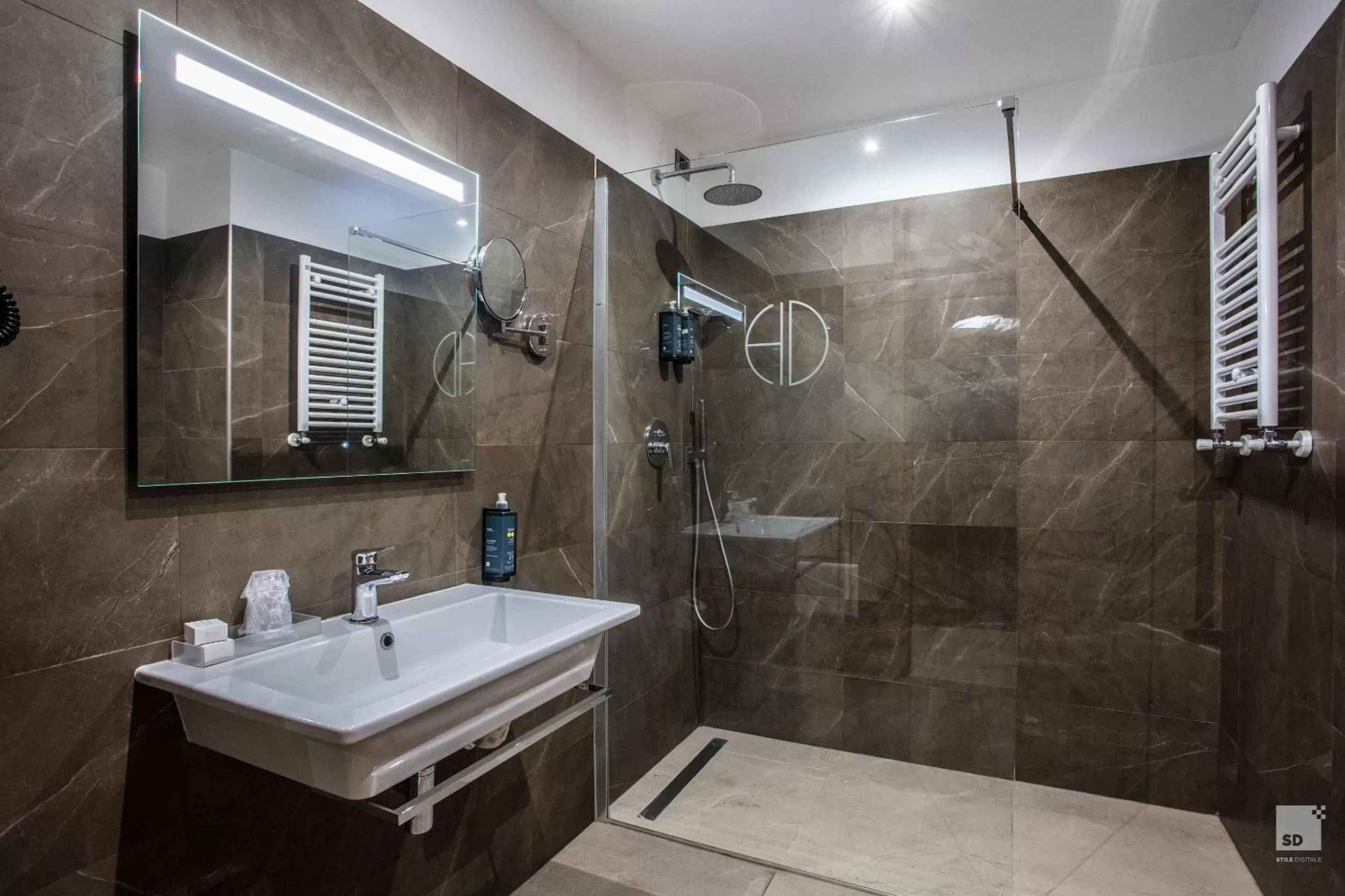 Shower in Hotel Diplomatic