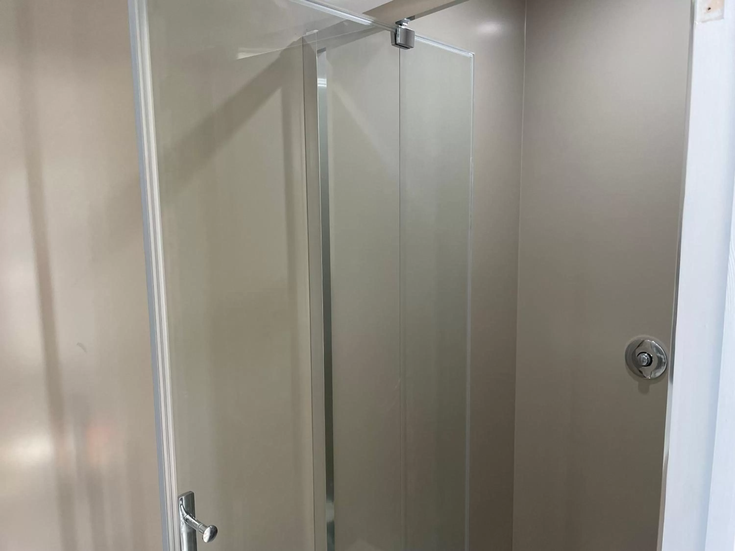 Bathroom in Wayfarers Lodge