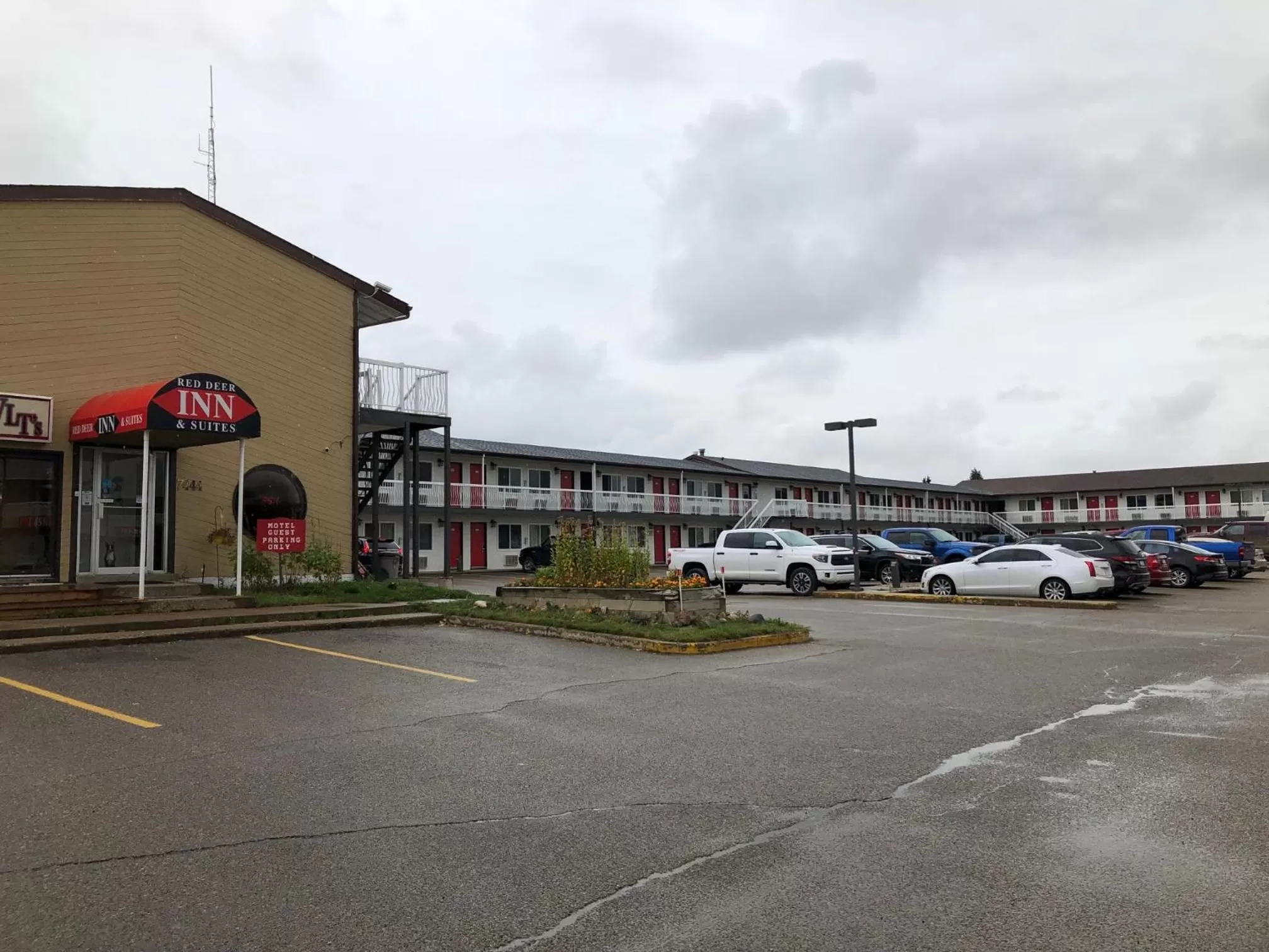 Property Building in Red Deer Inn & Suites