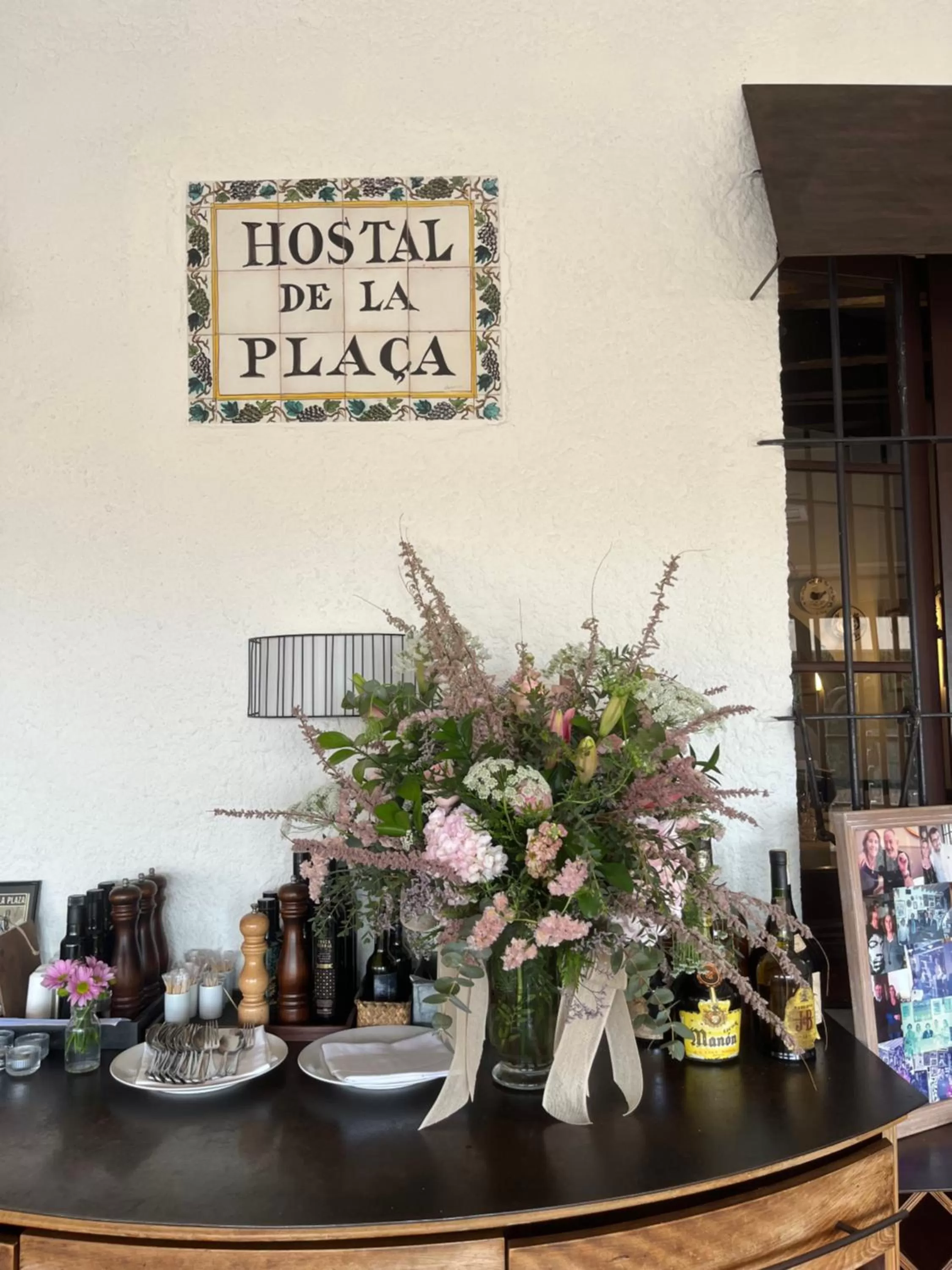 Property logo or sign in Hostal de la Plaça - Hotel Boutique