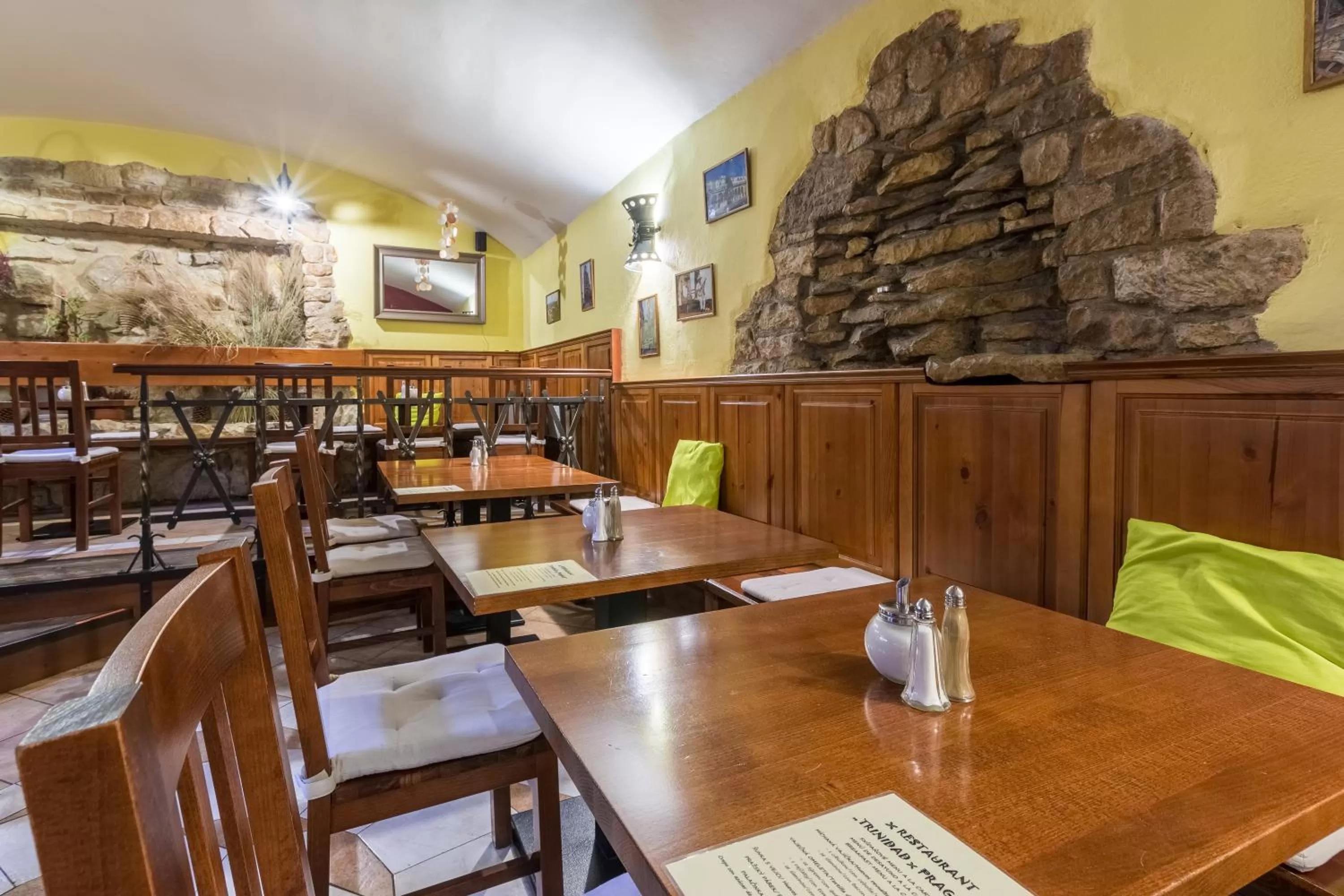 Restaurant/places to eat in Hotel Klarinn Prague Castle