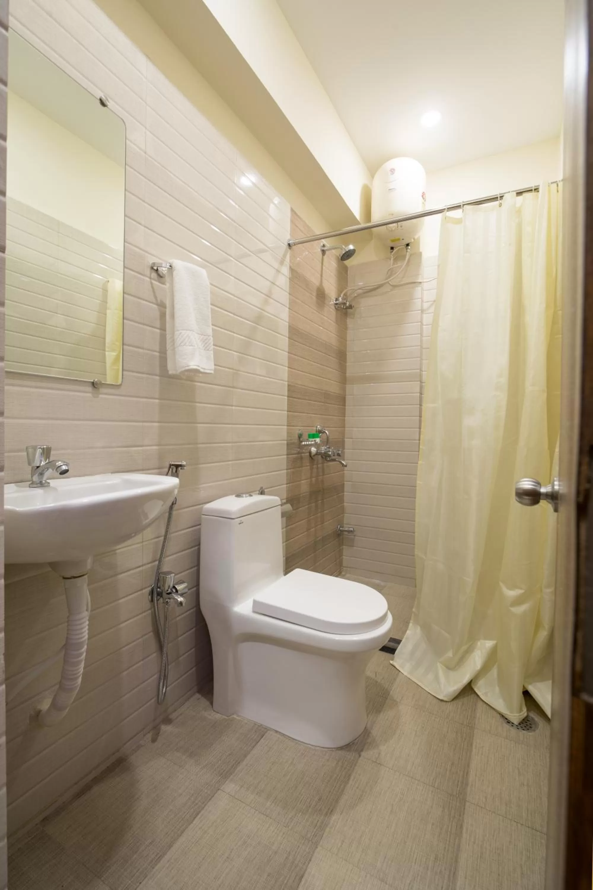 Bathroom in Hotel Golden Leaves