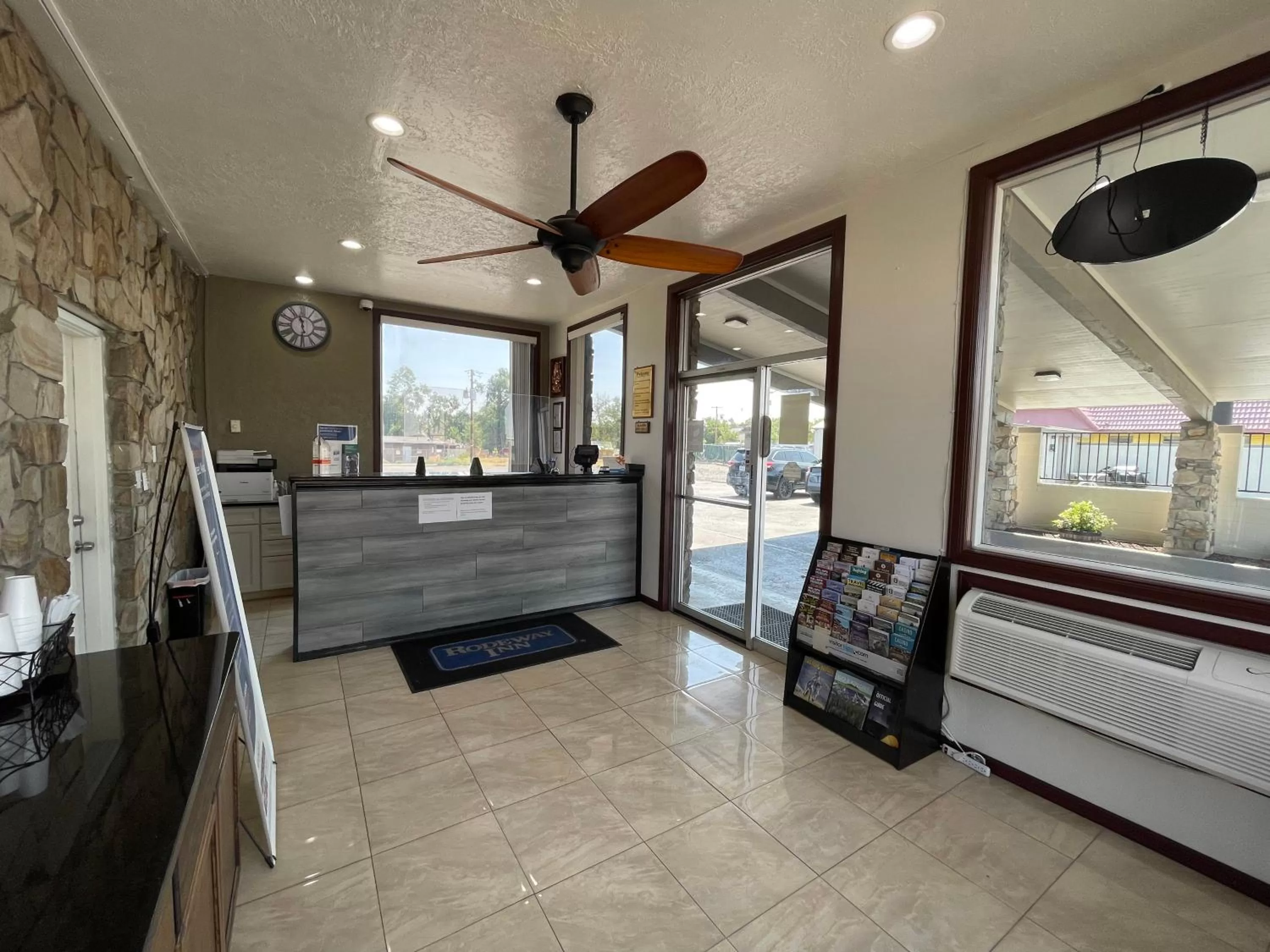 Lobby or reception in Motel 6 Hermiston OR Umatilla