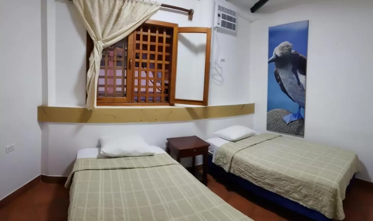 Photo of the whole room, Bed in Hotel Crossman