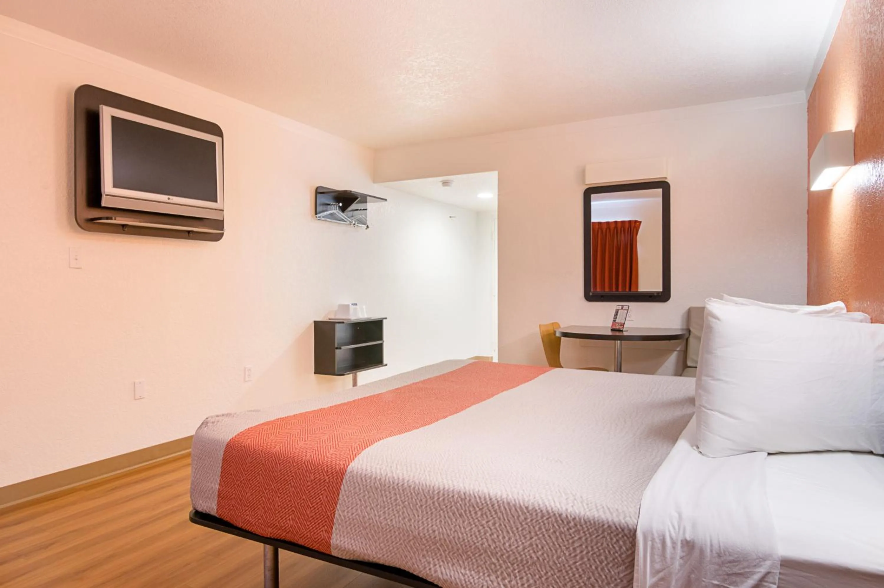 Bedroom, Bed in Motel 6-Tampa, FL - Fairgrounds