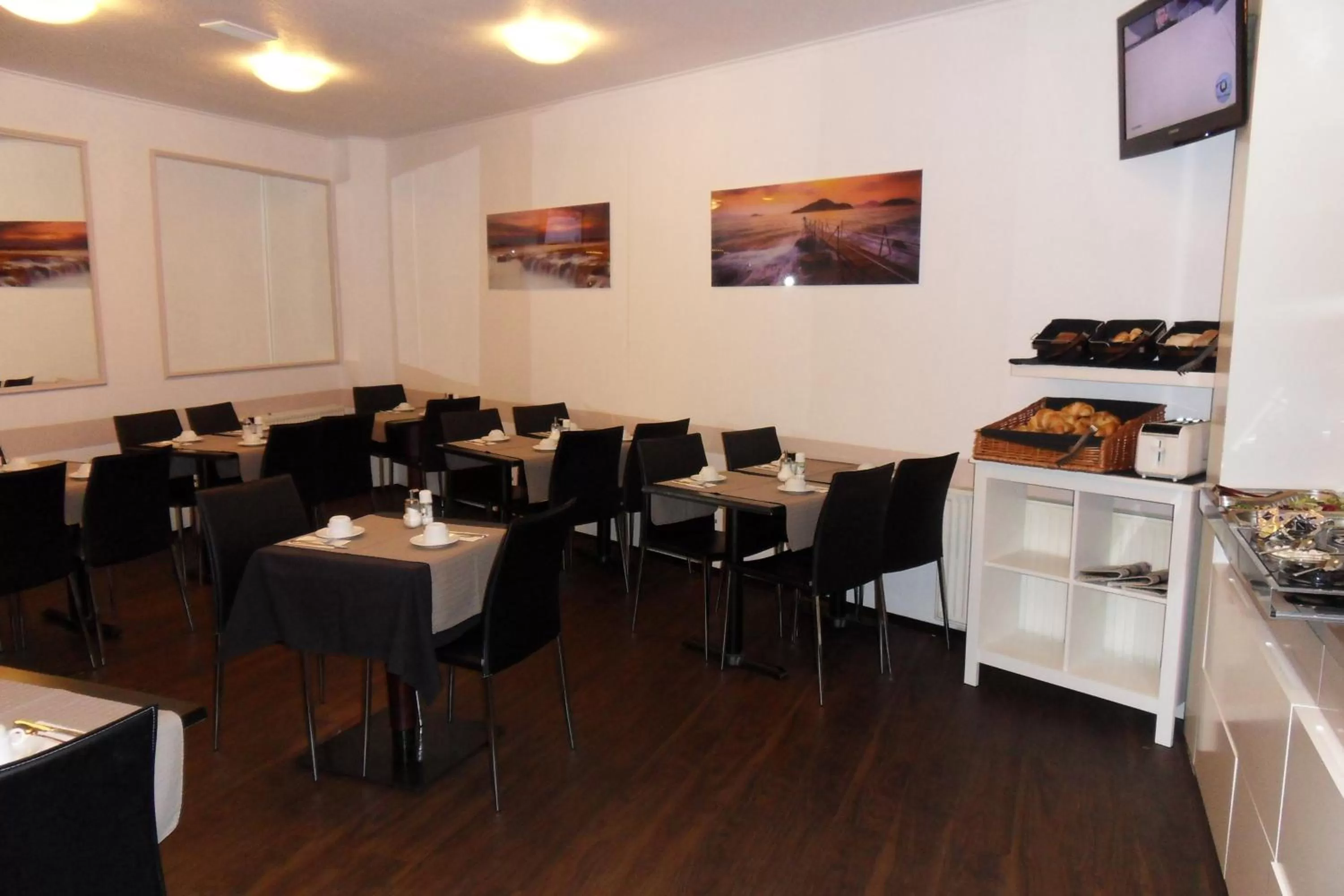 Restaurant/places to eat in Carlton Hotel