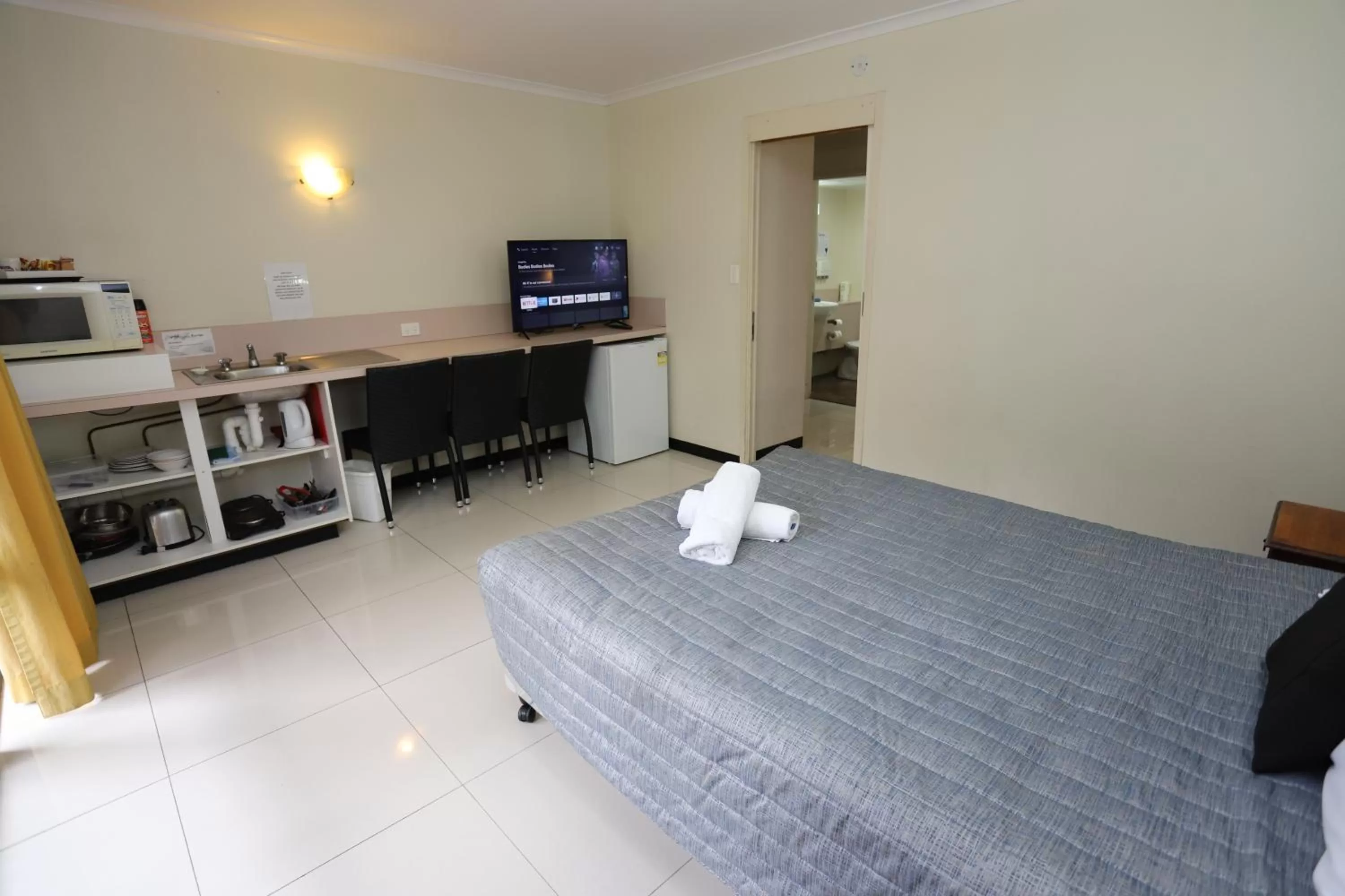 Photo of the whole room, Bed in Miners Lodge Motor Inn