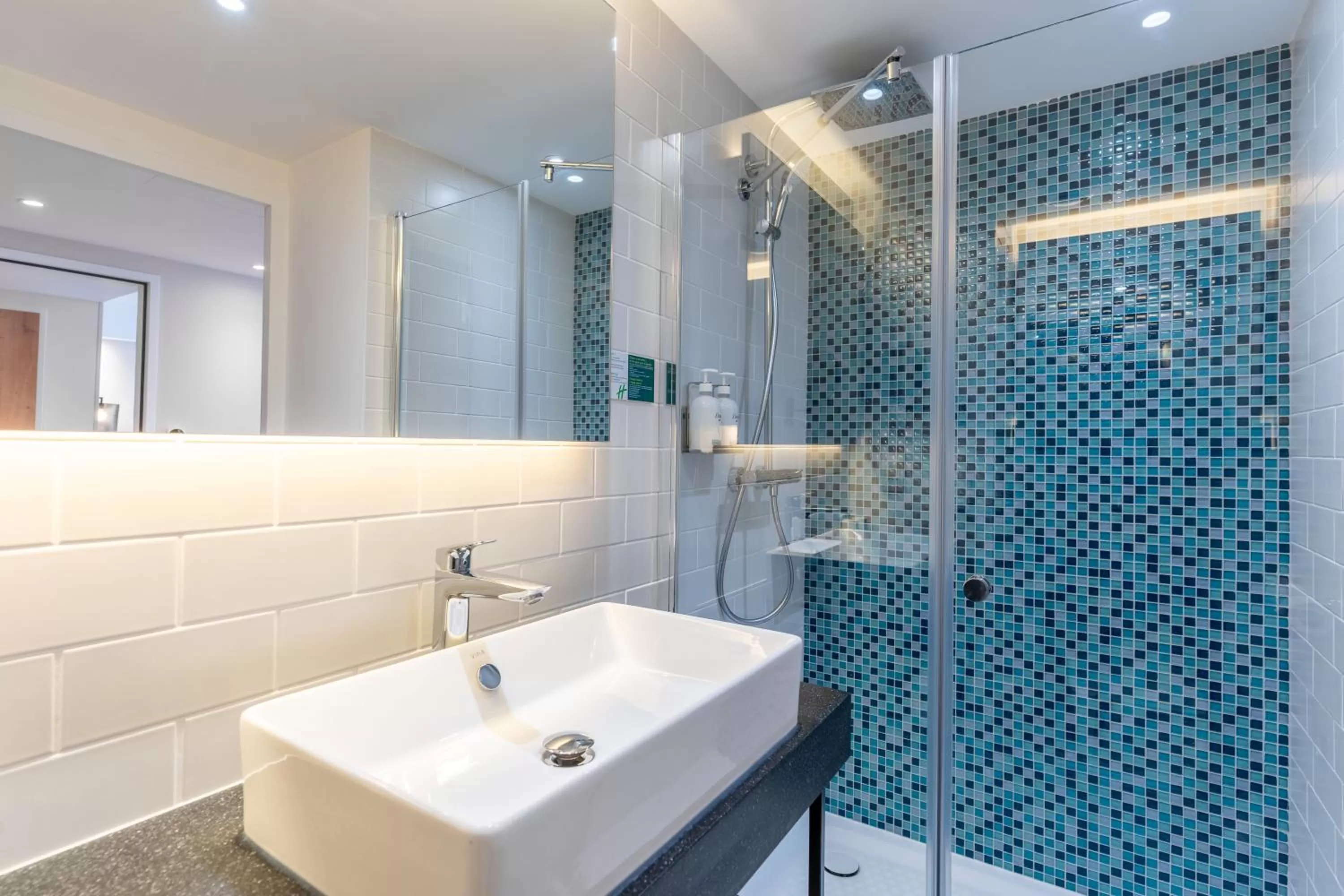 Bathroom in Holiday Inn - Bordeaux-Merignac by IHG