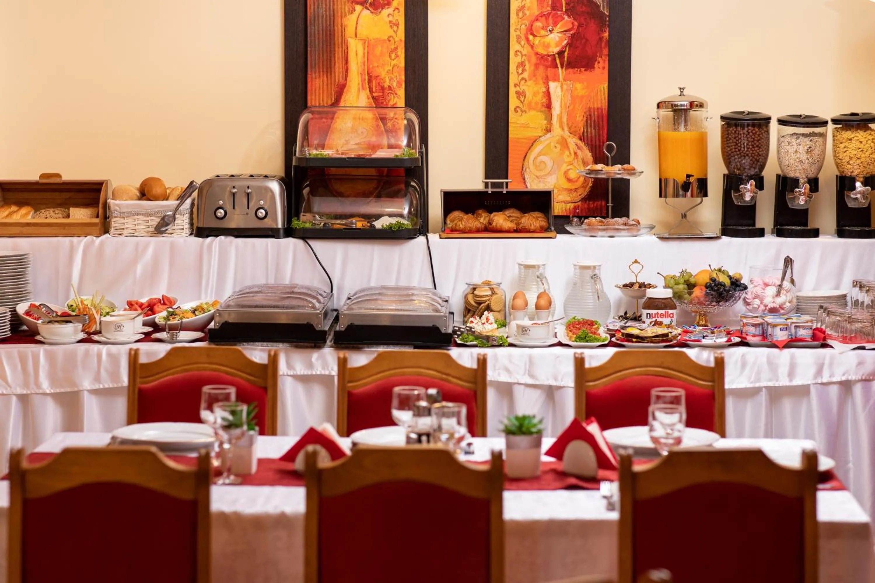 Restaurant/places to eat in Grand Hotel